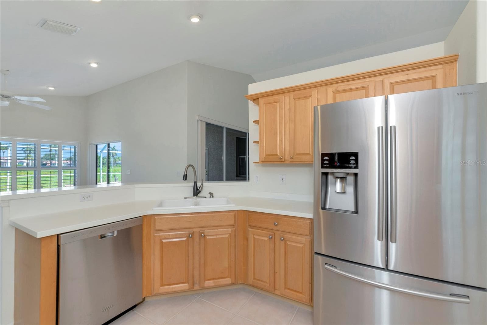 Corian counter tops & breakfast bar. - 5133 FLAGSTONE DR, SARASOTA