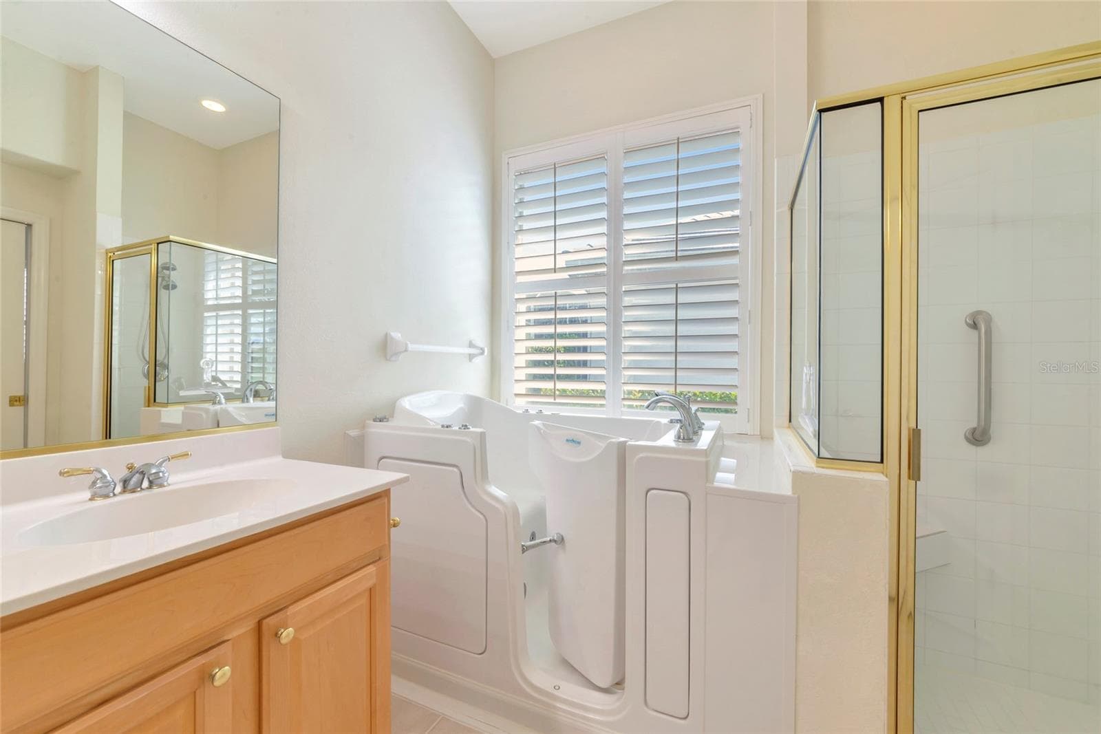 Primary bath walk-in jetted spa tub & separate shower. - 5133 FLAGSTONE DR, SARASOTA