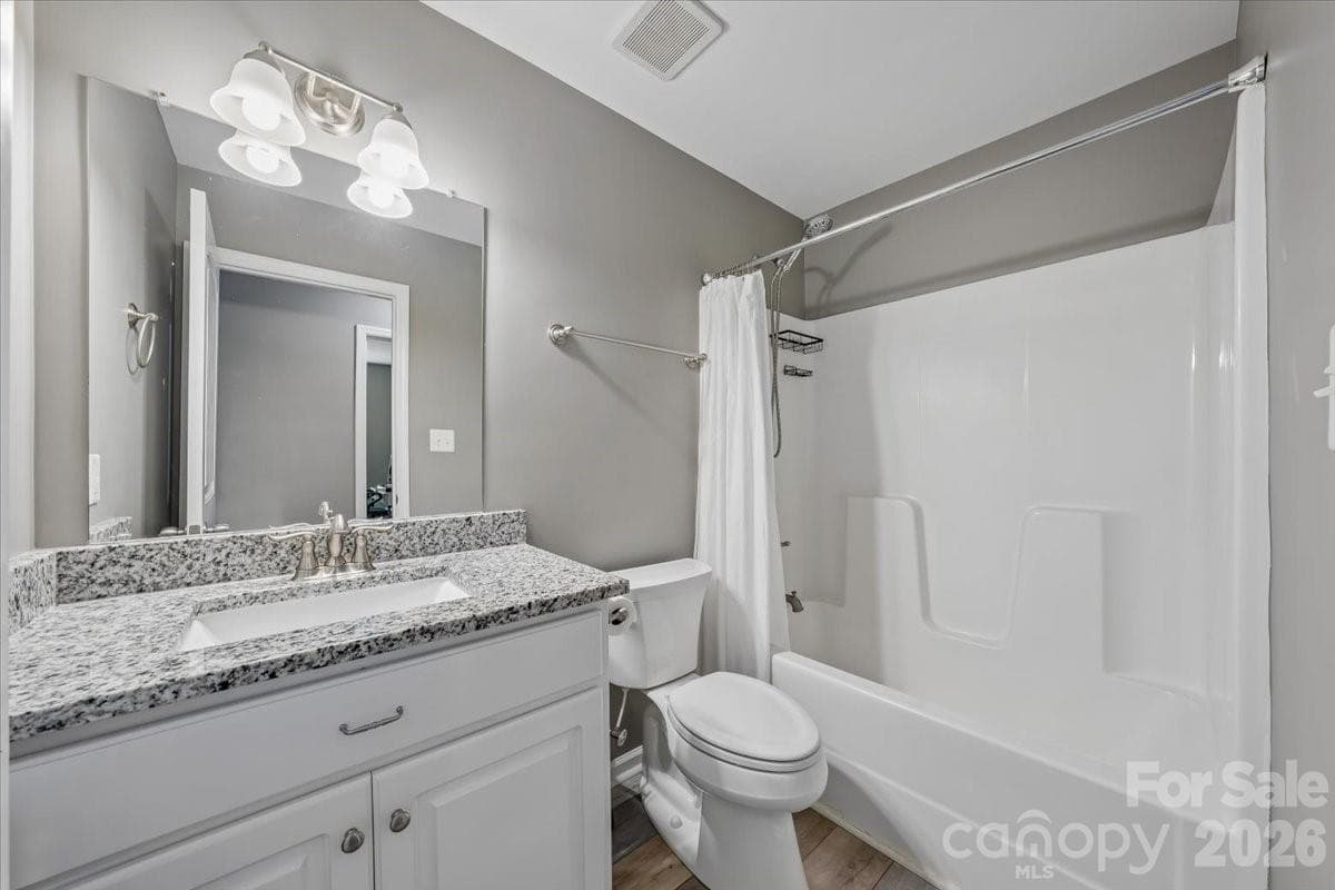 Full bath in hallway - 5071 Sedgefield Drive, Lancaster