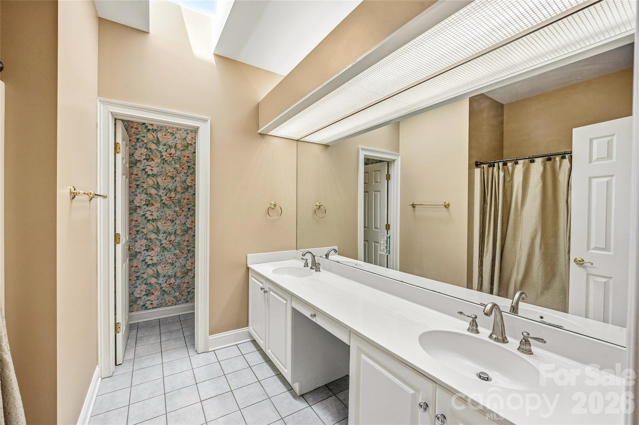 Guest Bath - 200 Teaberry Lane, Hendersonville