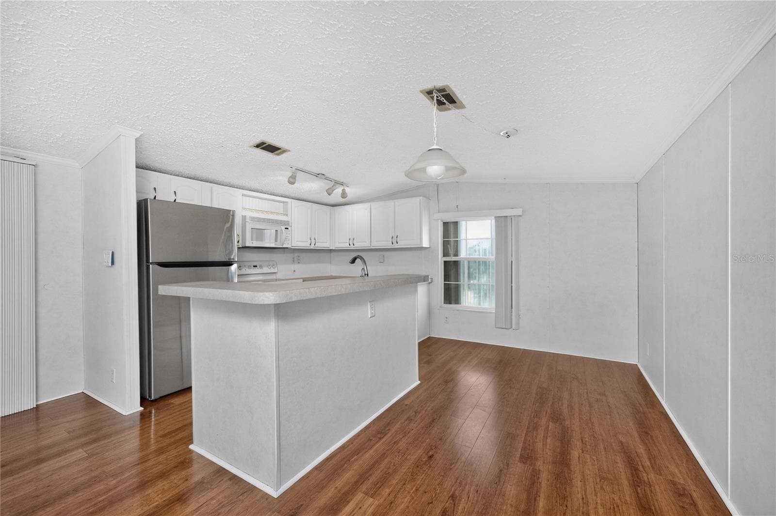 Manufactured Home at 10 HOLLAND DR, PUNTA GORDA, photo 6 of 61