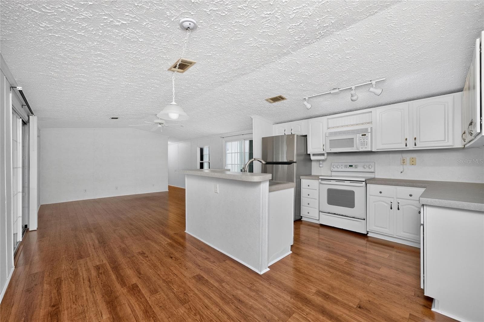Manufactured Home at 10 HOLLAND DR, PUNTA GORDA, photo 7 of 61