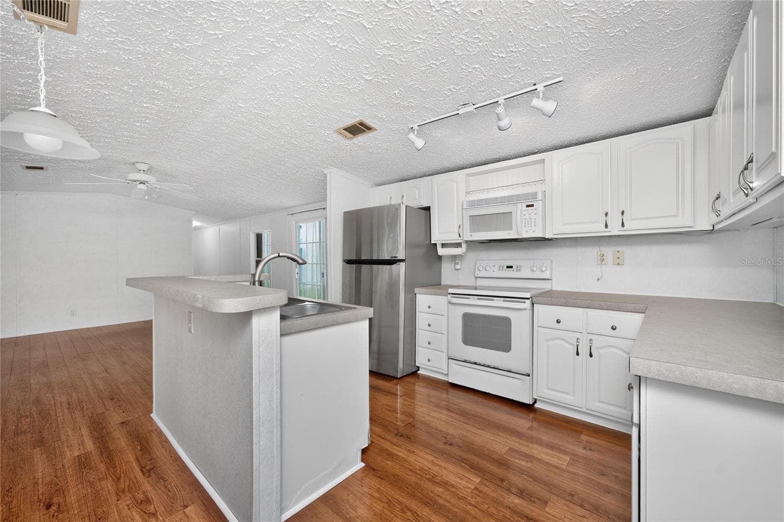 Manufactured Home at 10 HOLLAND DR, PUNTA GORDA, photo 9 of 61