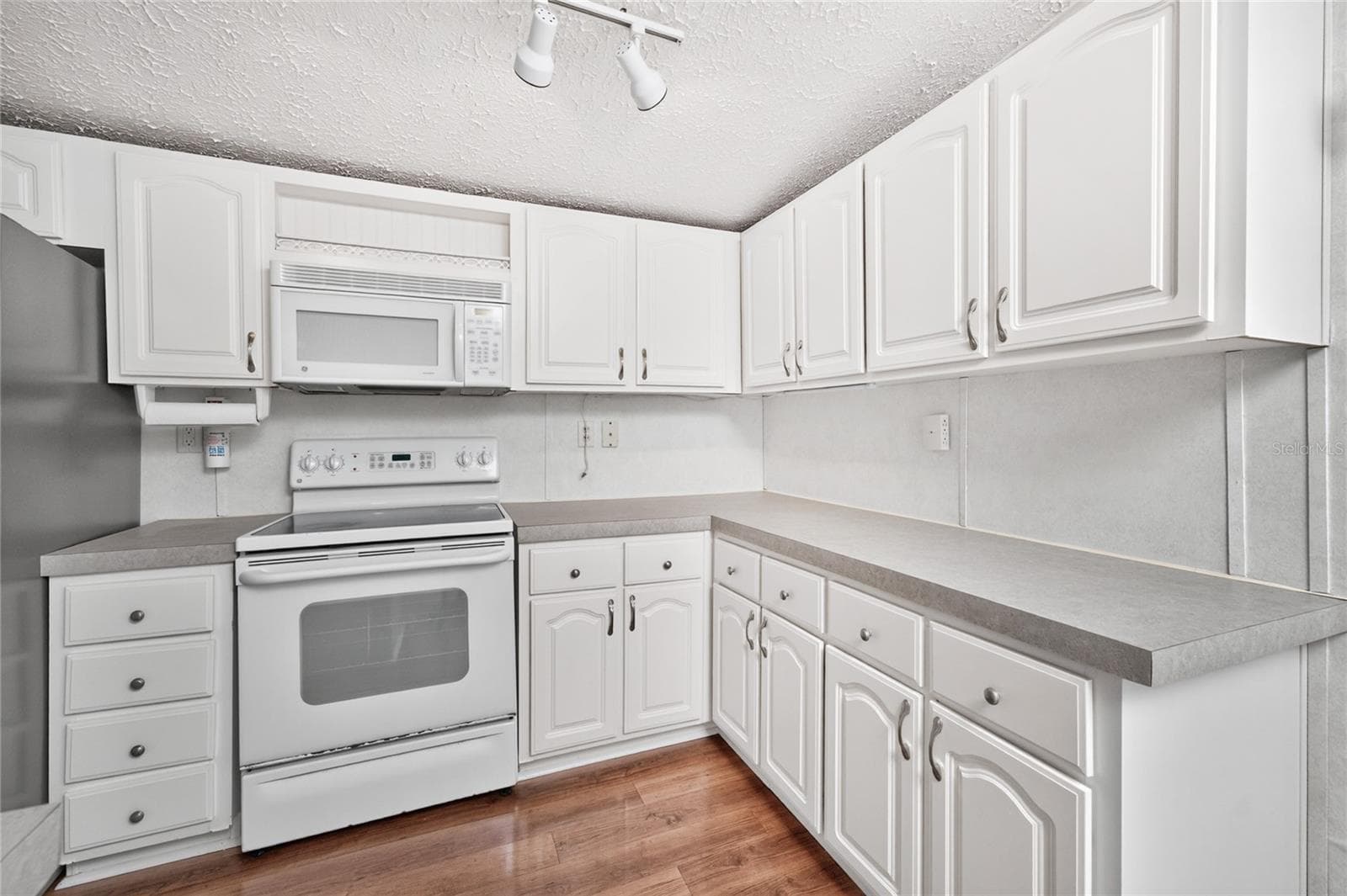 Manufactured Home at 10 HOLLAND DR, PUNTA GORDA, photo 10 of 61