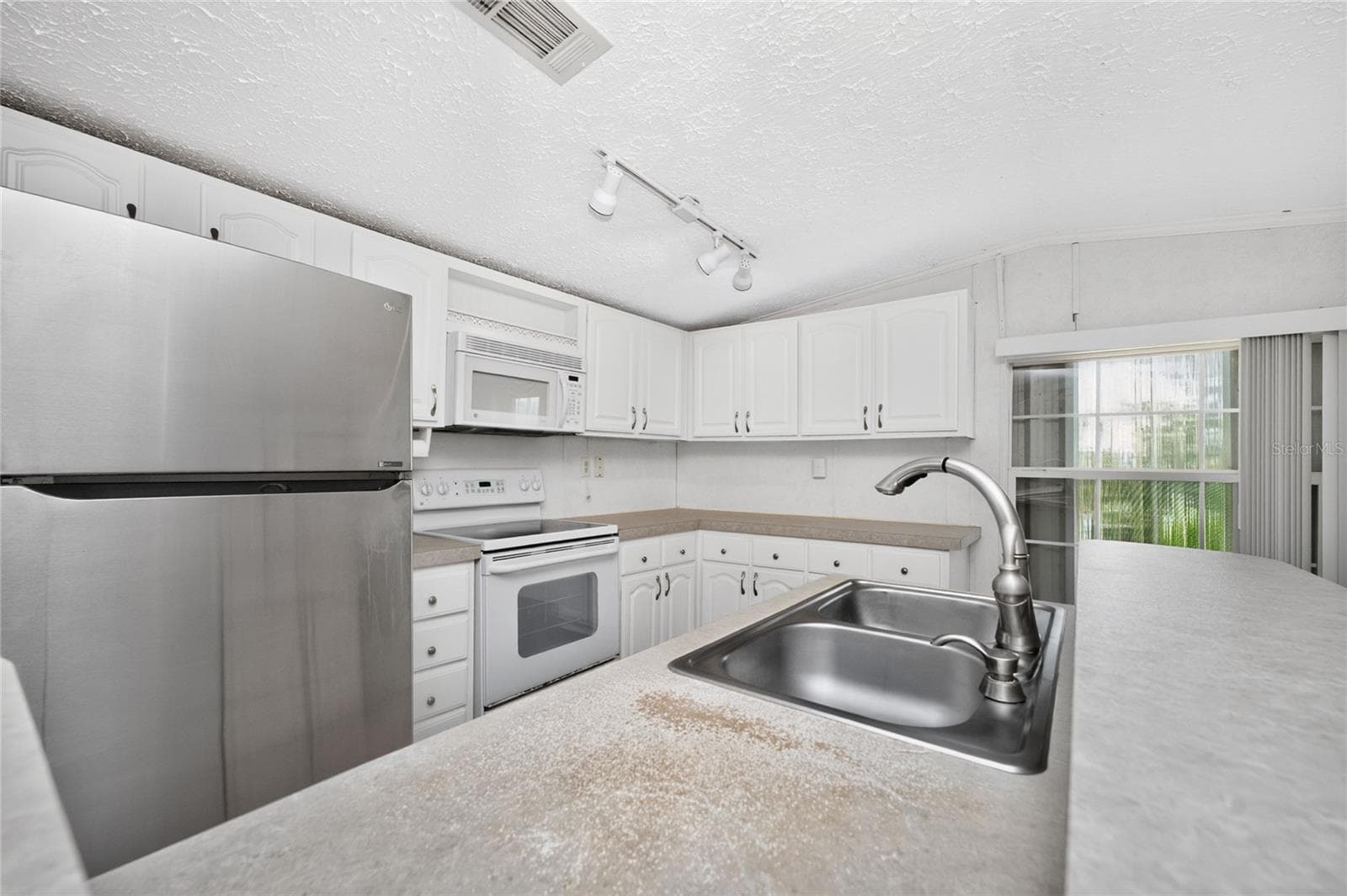 Manufactured Home at 10 HOLLAND DR, PUNTA GORDA, photo 14 of 61