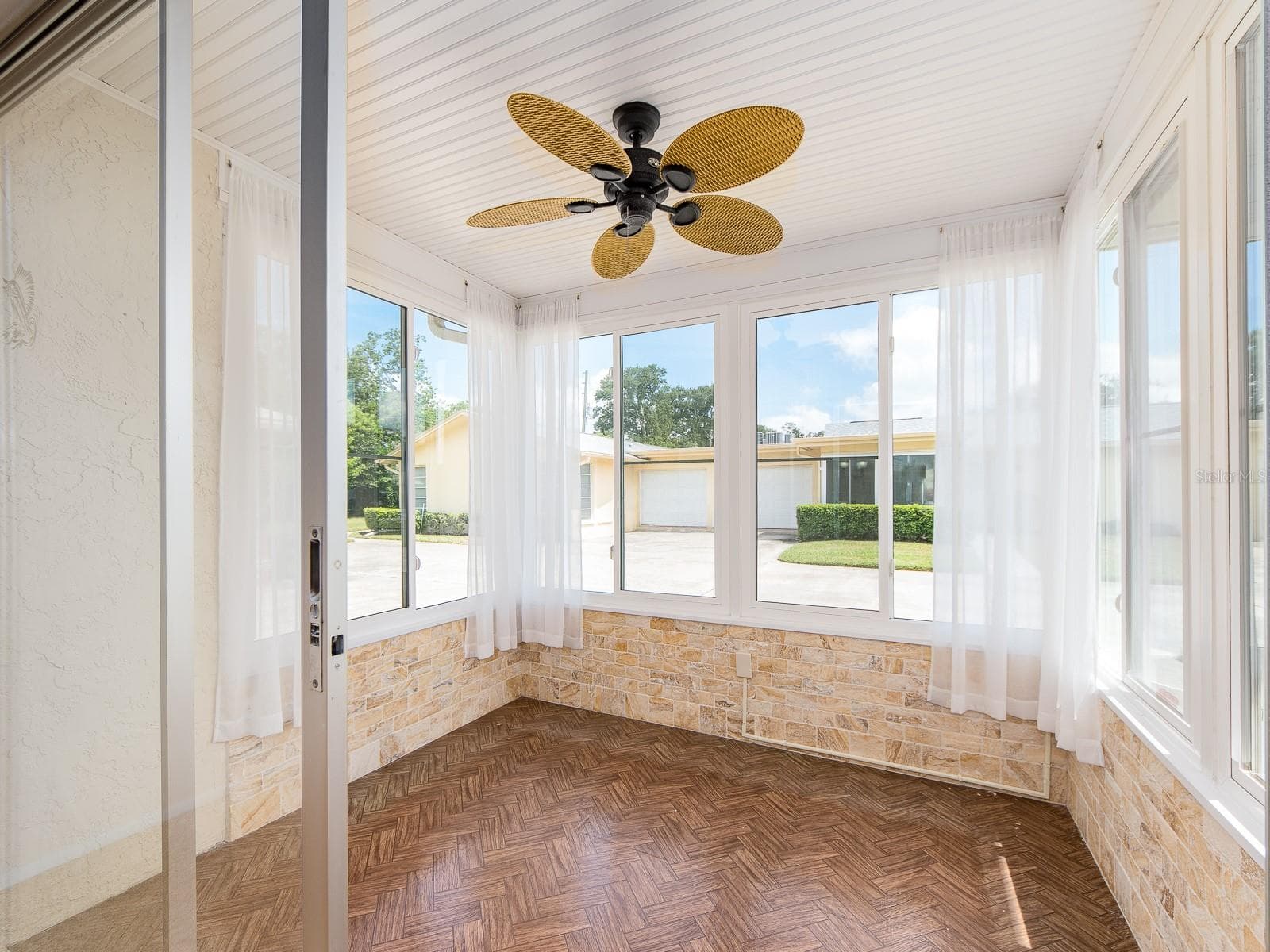Florida Room - 1009 QUEEN ANNE DR #B, PALM HARBOR