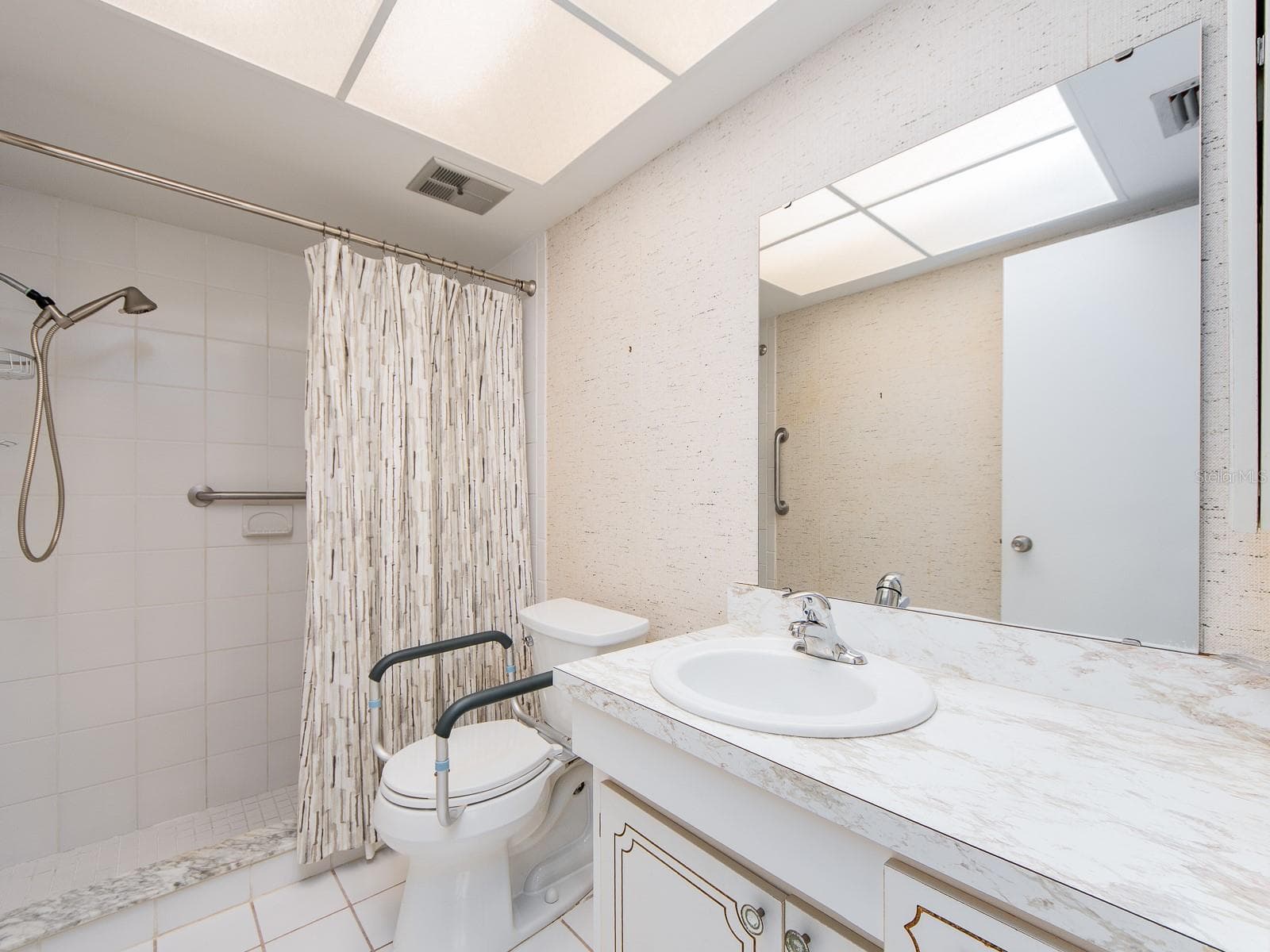 Primary Bath - 1009 QUEEN ANNE DR #B, PALM HARBOR