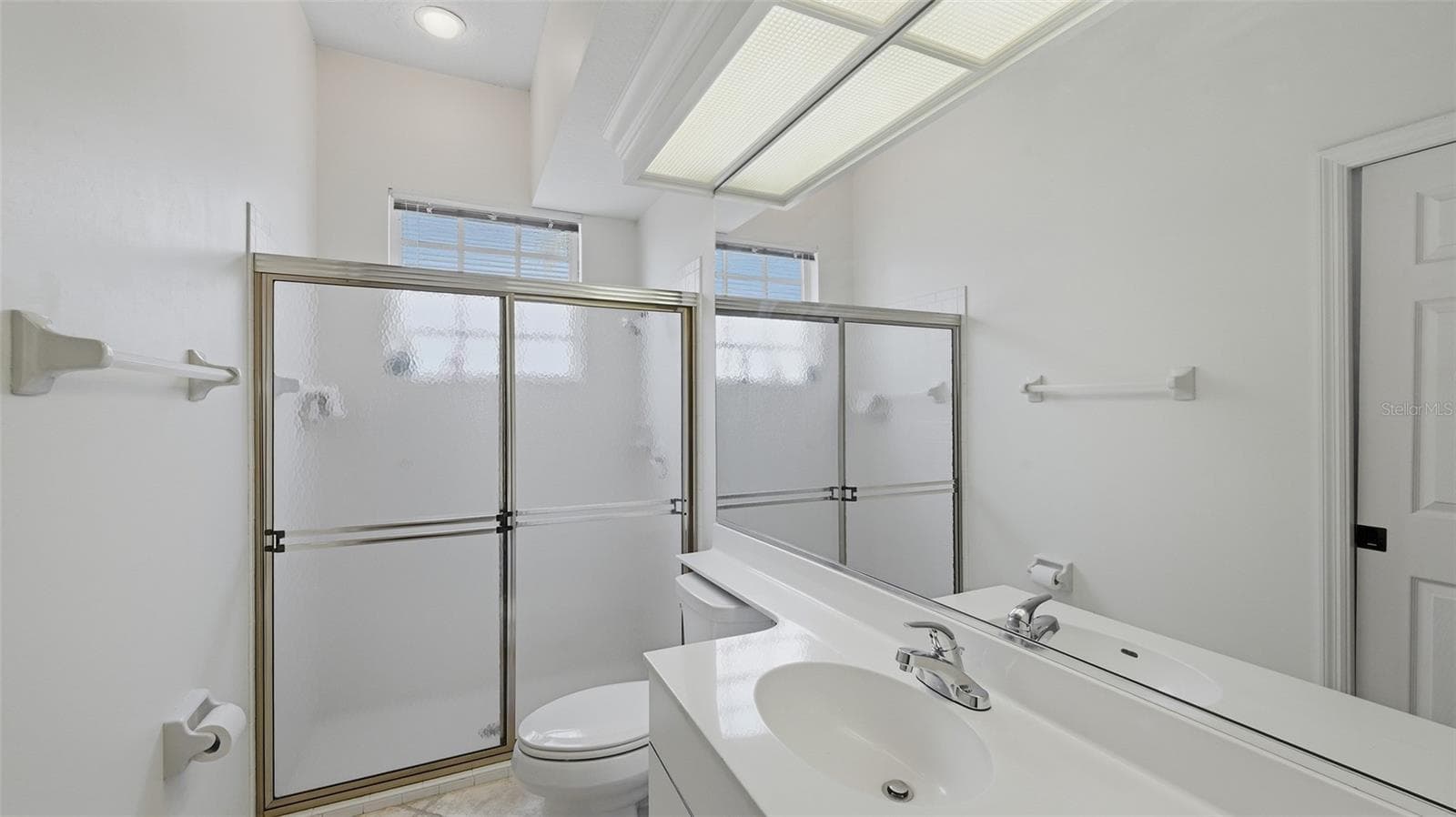 Guest bath - 238 VESTAVIA DR, VENICE