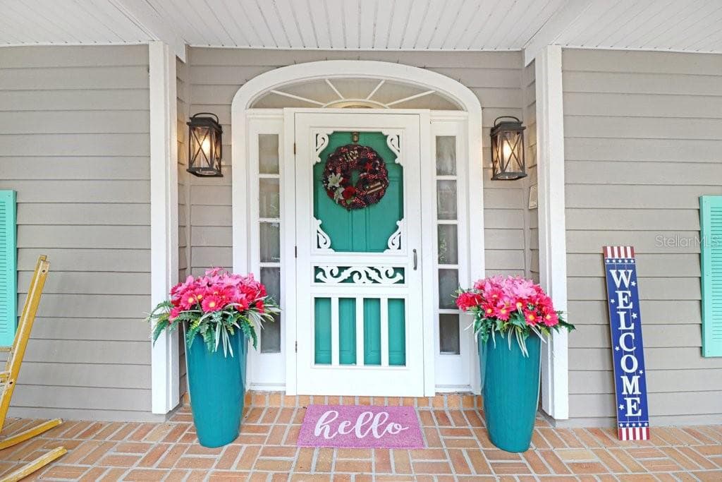 Welcoming front entrance - 1976 DUNLOE CIR, DUNEDIN