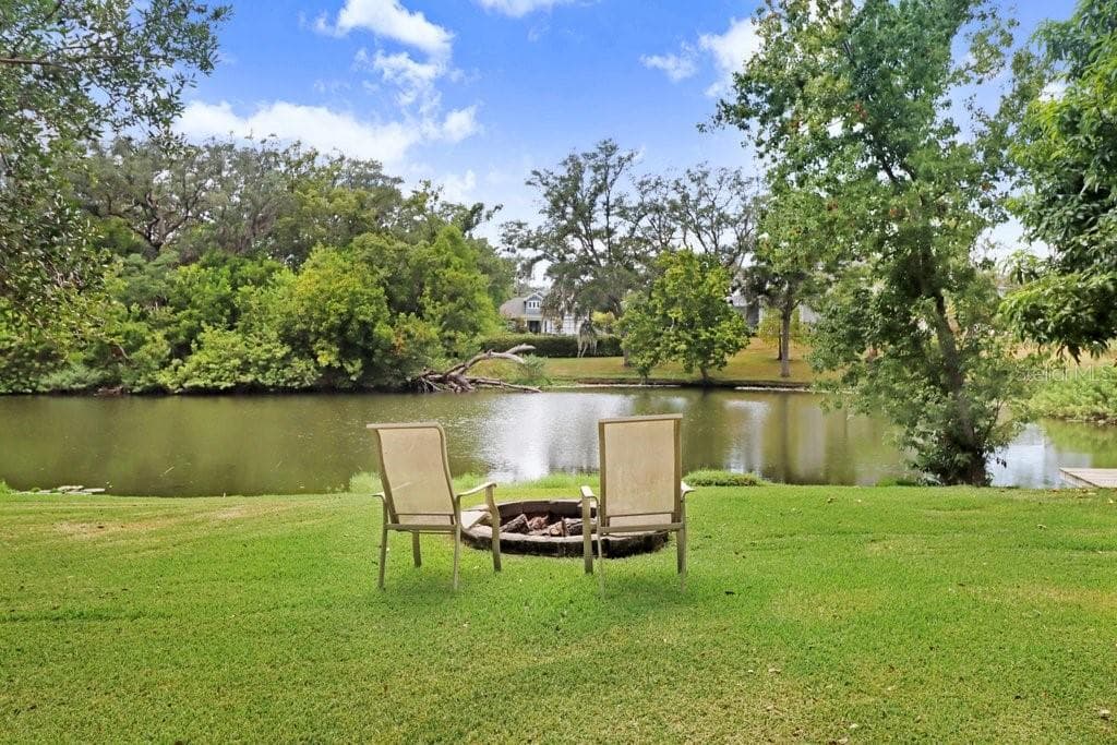 Fire pit overlooking spring fed lake - 1976 DUNLOE CIR, DUNEDIN