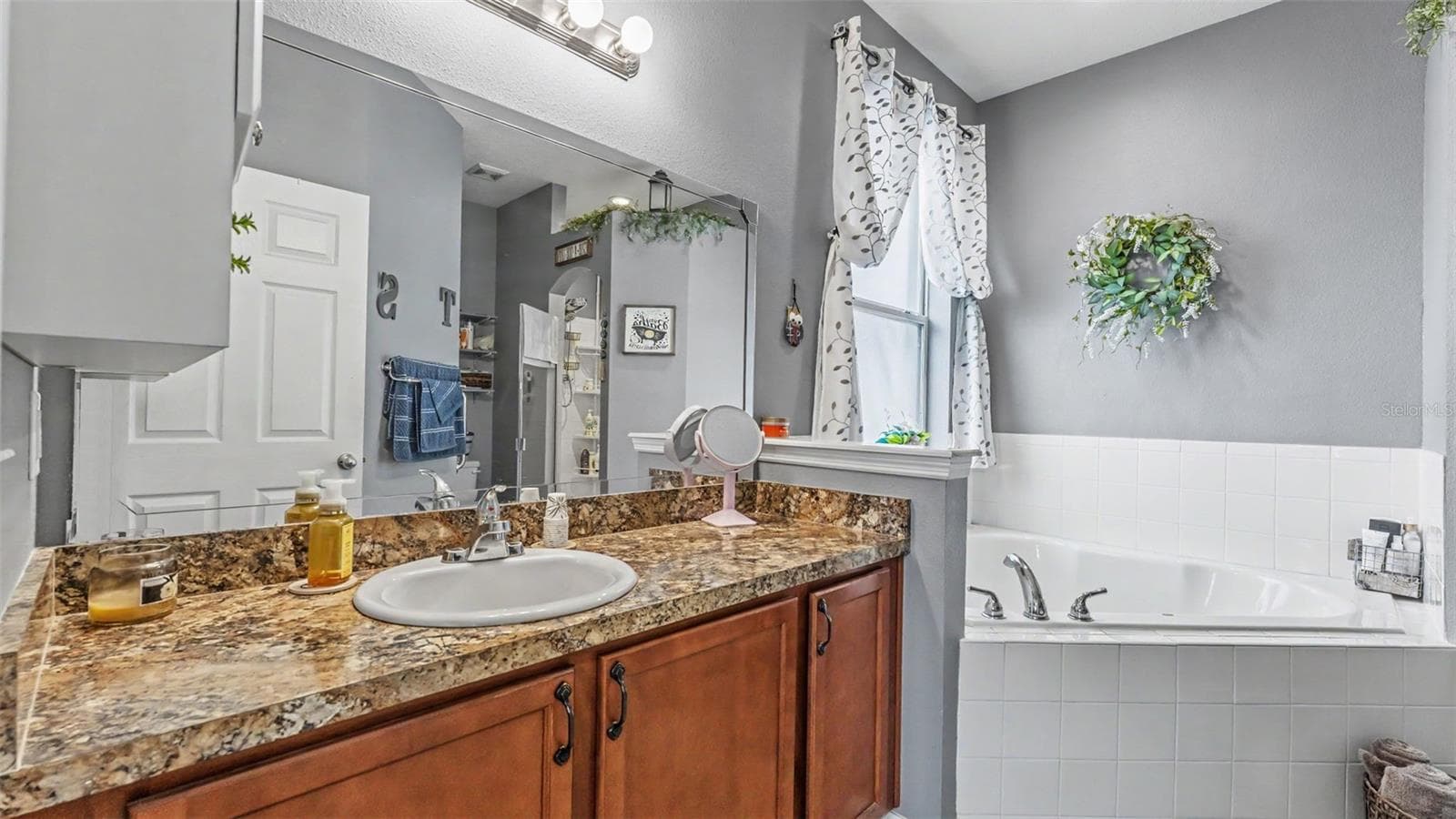 Single Family Residence at 1053 KRENSON WOODS RD, LAKELAND, photo 19 of 36