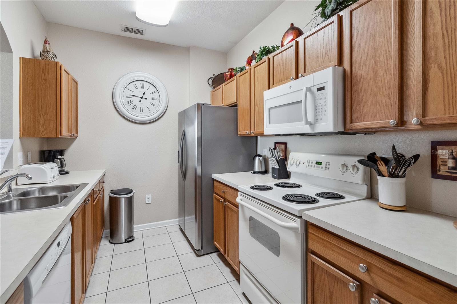 Kitchen with new oven. - 2821 E ALMATON LOOP #401, KISSIMMEE