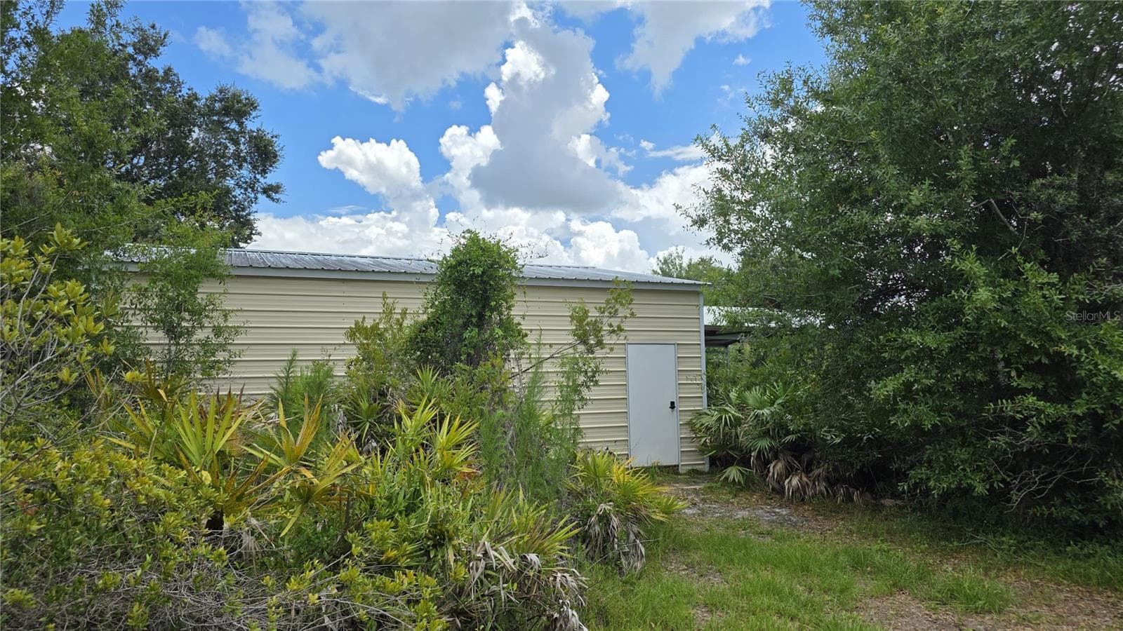 Convenient side entry access with approximately half the space air-conditioned. - 1210 408TH CT E, MYAKKA CITY