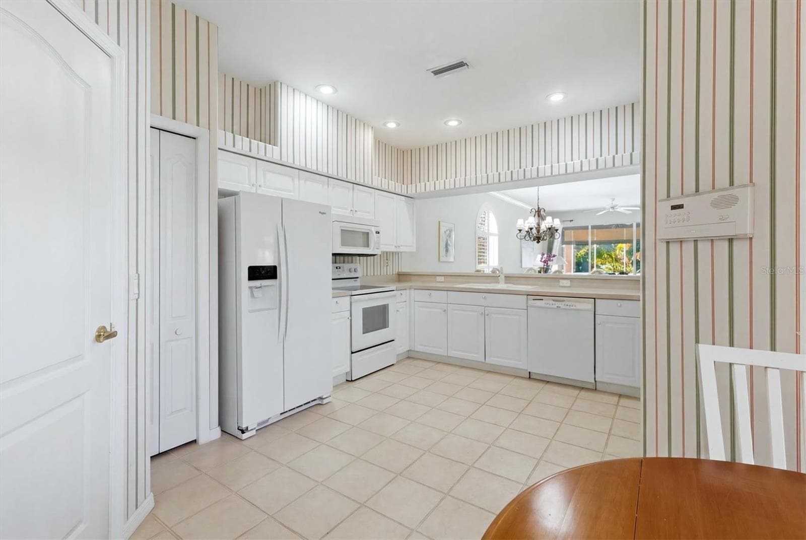 Single Family Residence at 9402 FOREST HILLS CIR, SARASOTA, photo 10 of 77