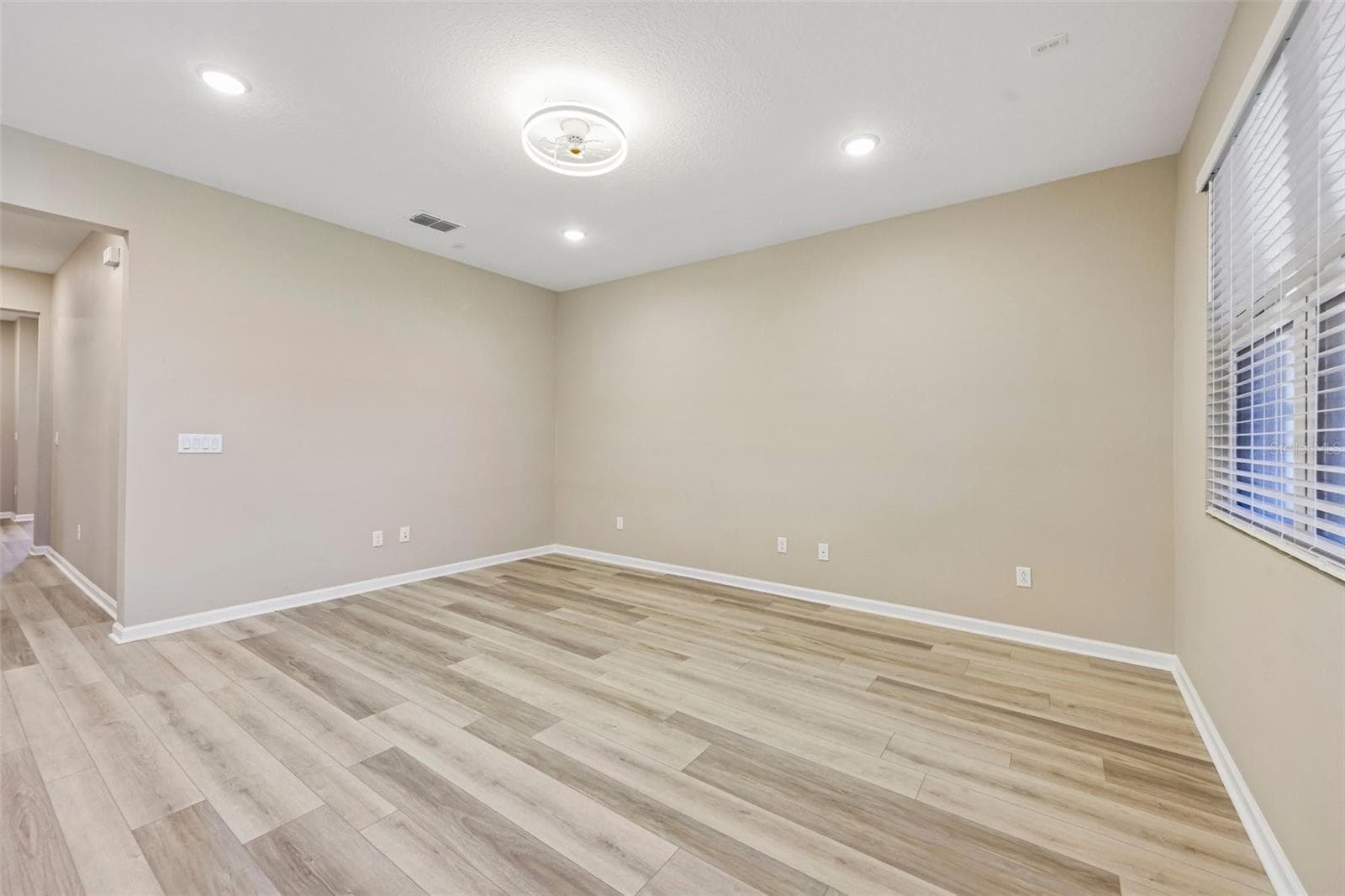 Single Family Residence at 31719 BROADWATER AVE, LEESBURG, photo 4 of 41
