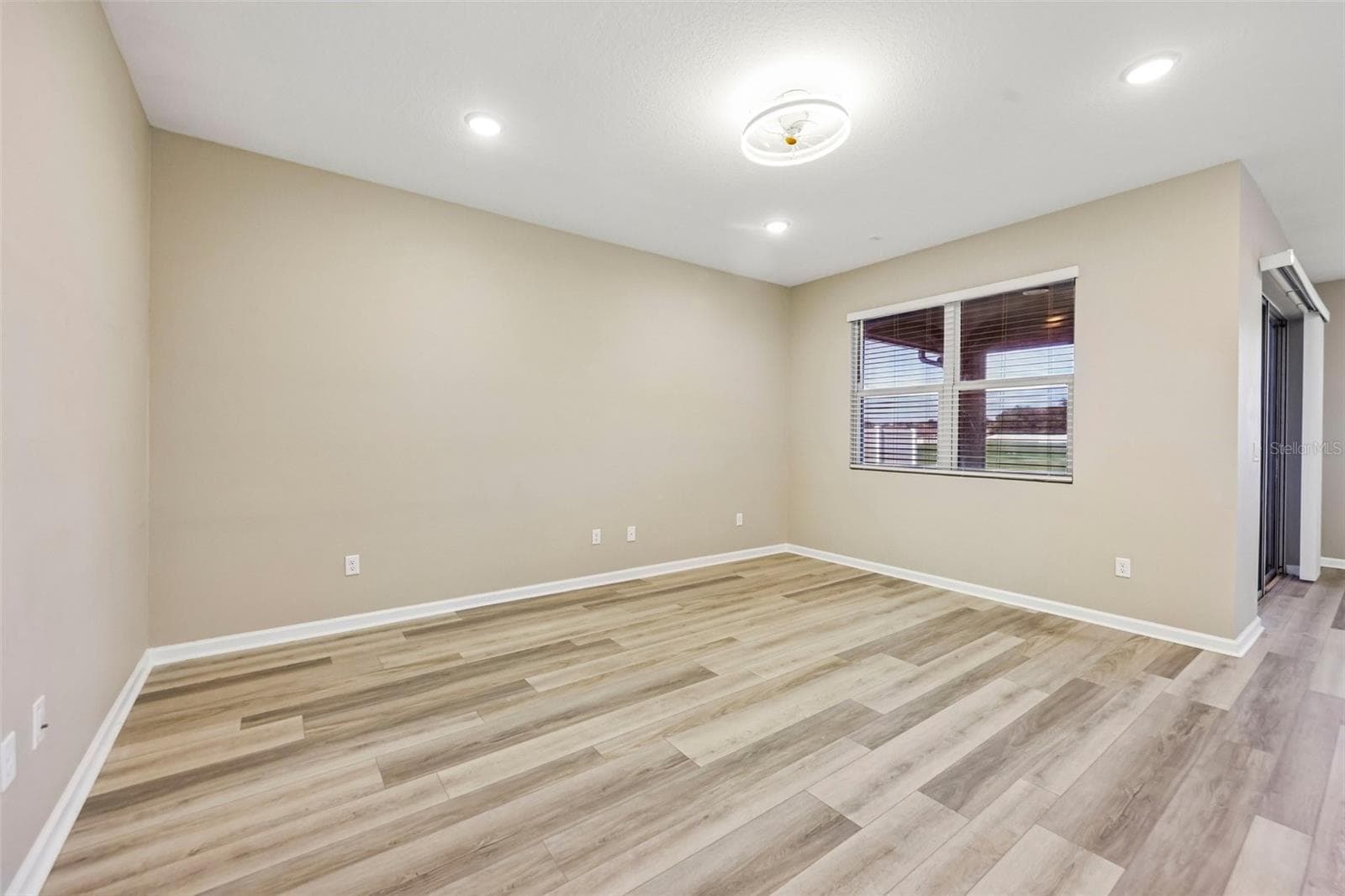 Single Family Residence at 31719 BROADWATER AVE, LEESBURG, photo 5 of 41