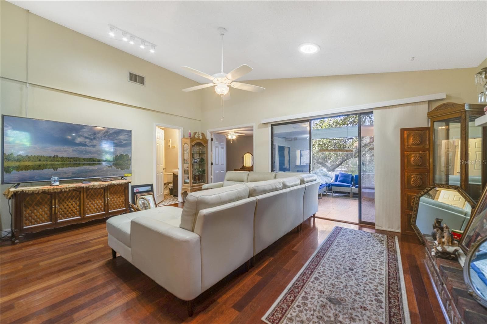 Great room - 906 VILLAGE GREEN RD, DELAND