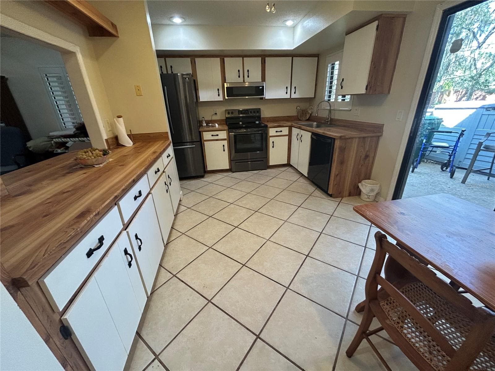 Kitchen - 906 VILLAGE GREEN RD, DELAND