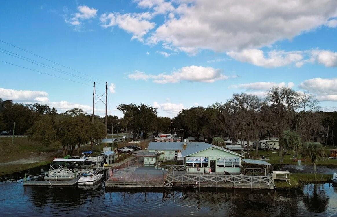 Nelsons Fish Camp with boatramp - 16758 SE 181ST TER, WEIRSDALE