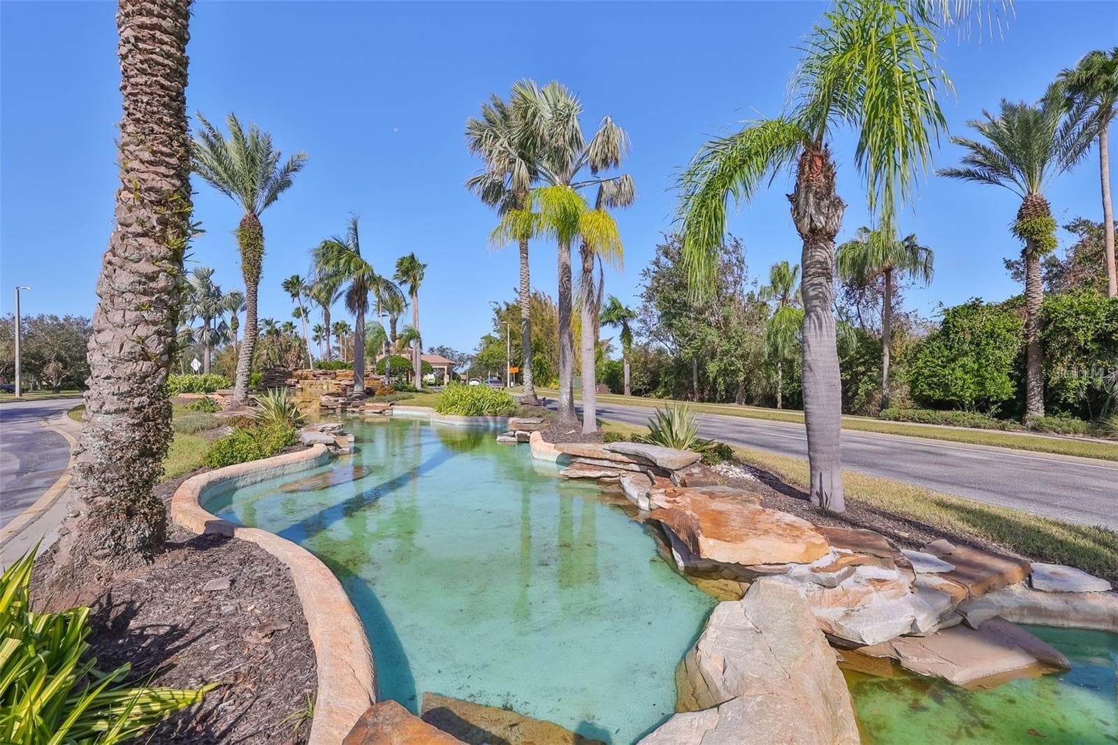 Community Entrance - 342 BLUEWATER FALLS CT, APOLLO BEACH