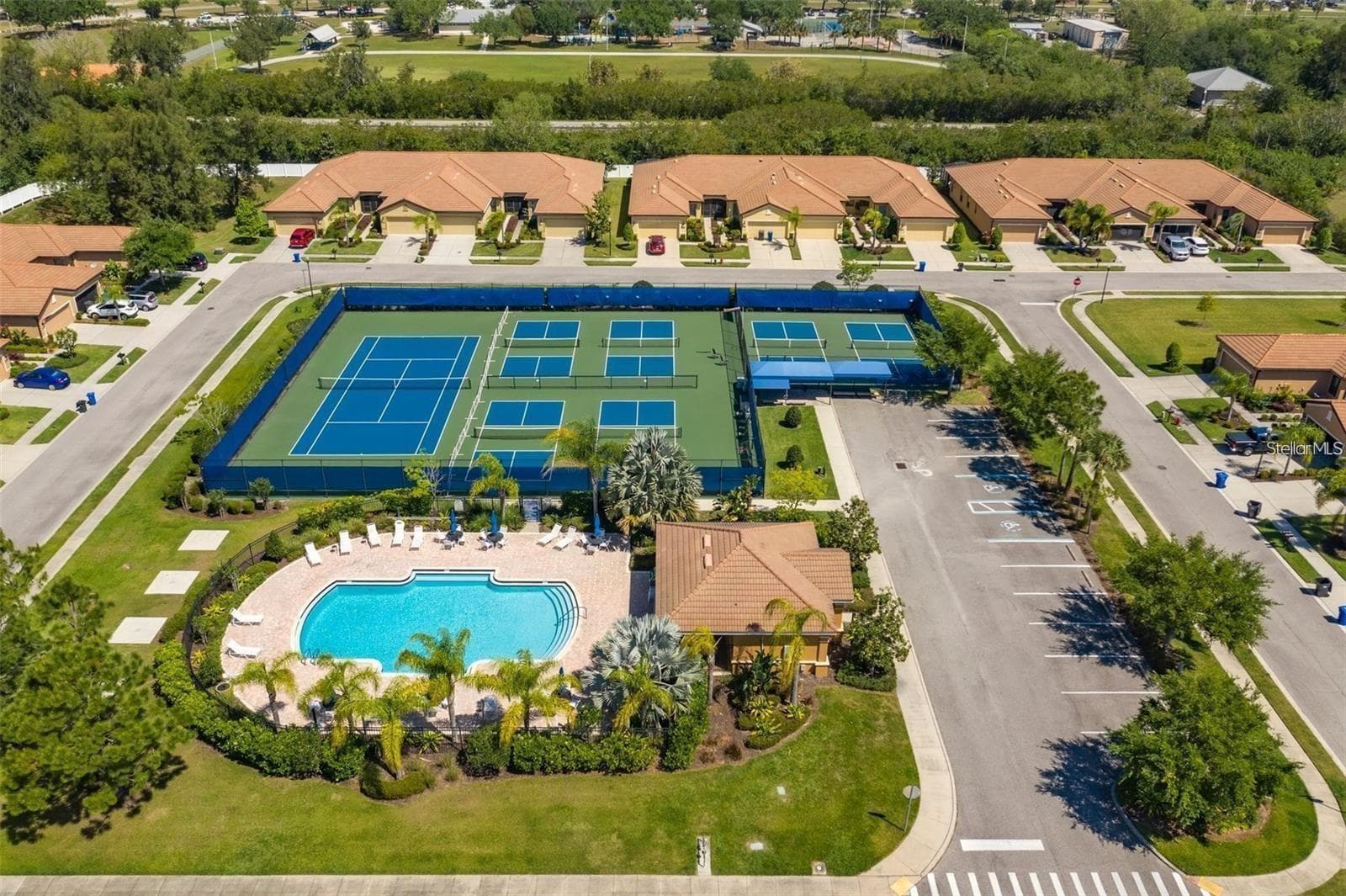 Aerial of pickleball and pool - 342 BLUEWATER FALLS CT, APOLLO BEACH
