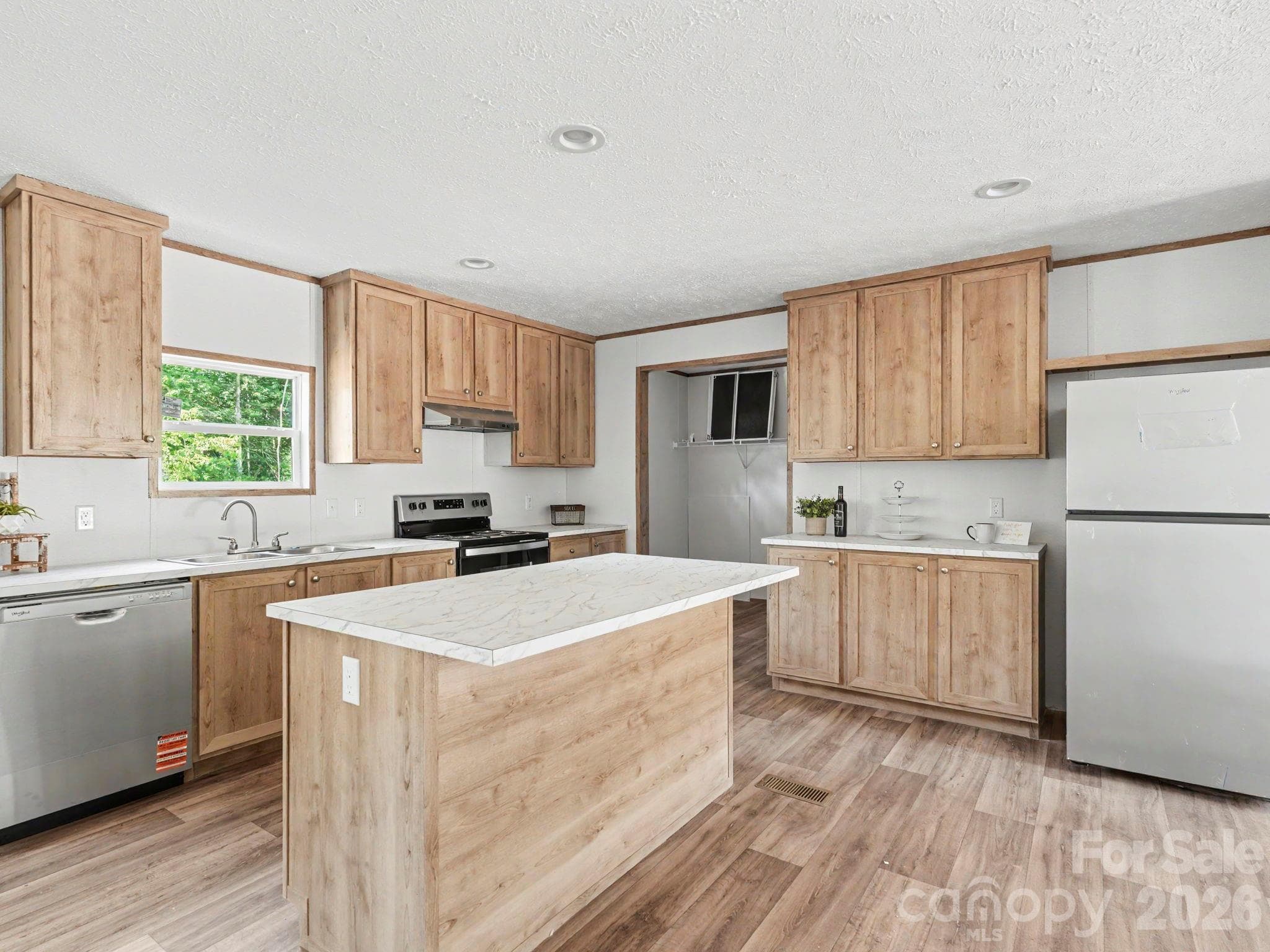 Single Family Residence at 330 Middle Brook Drive, Rockwell, photo 10 of 48