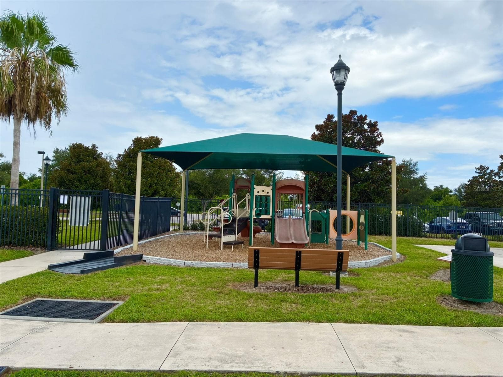 toddler playground with shade - 8026 CARRIAGE POINTE DRIVE, GIBSONTON