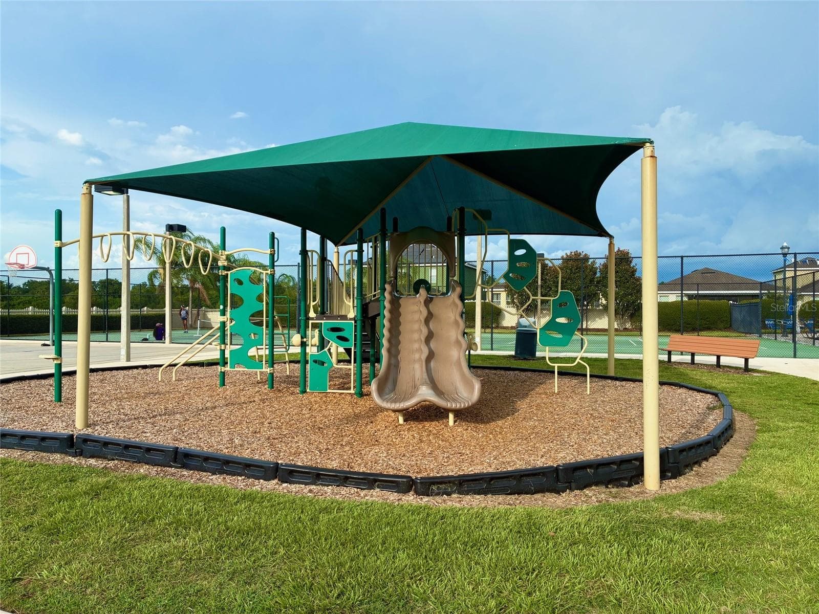kids playground with shade - 8026 CARRIAGE POINTE DRIVE, GIBSONTON