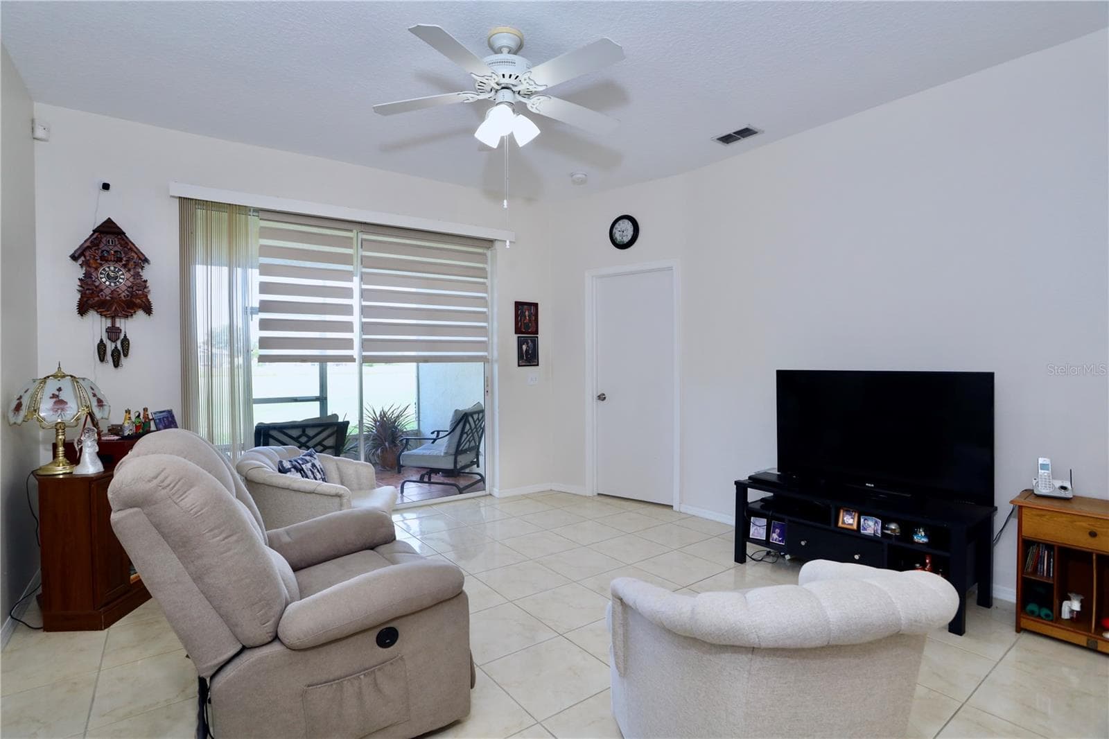 Living Room with slider to screened lanai - 170 CLUB VILLAS LN, KISSIMMEE