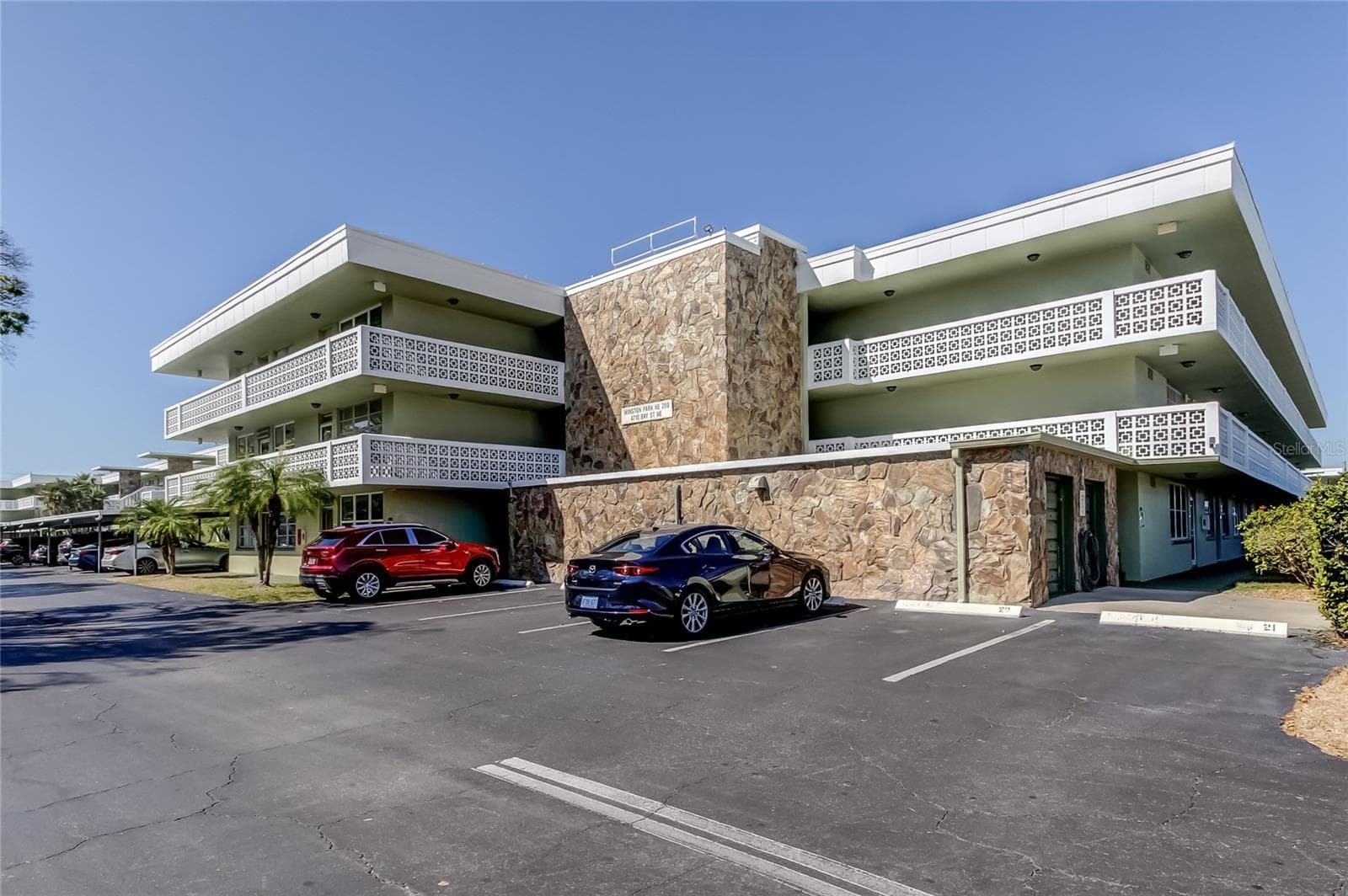 4890 BAY ST NE #323