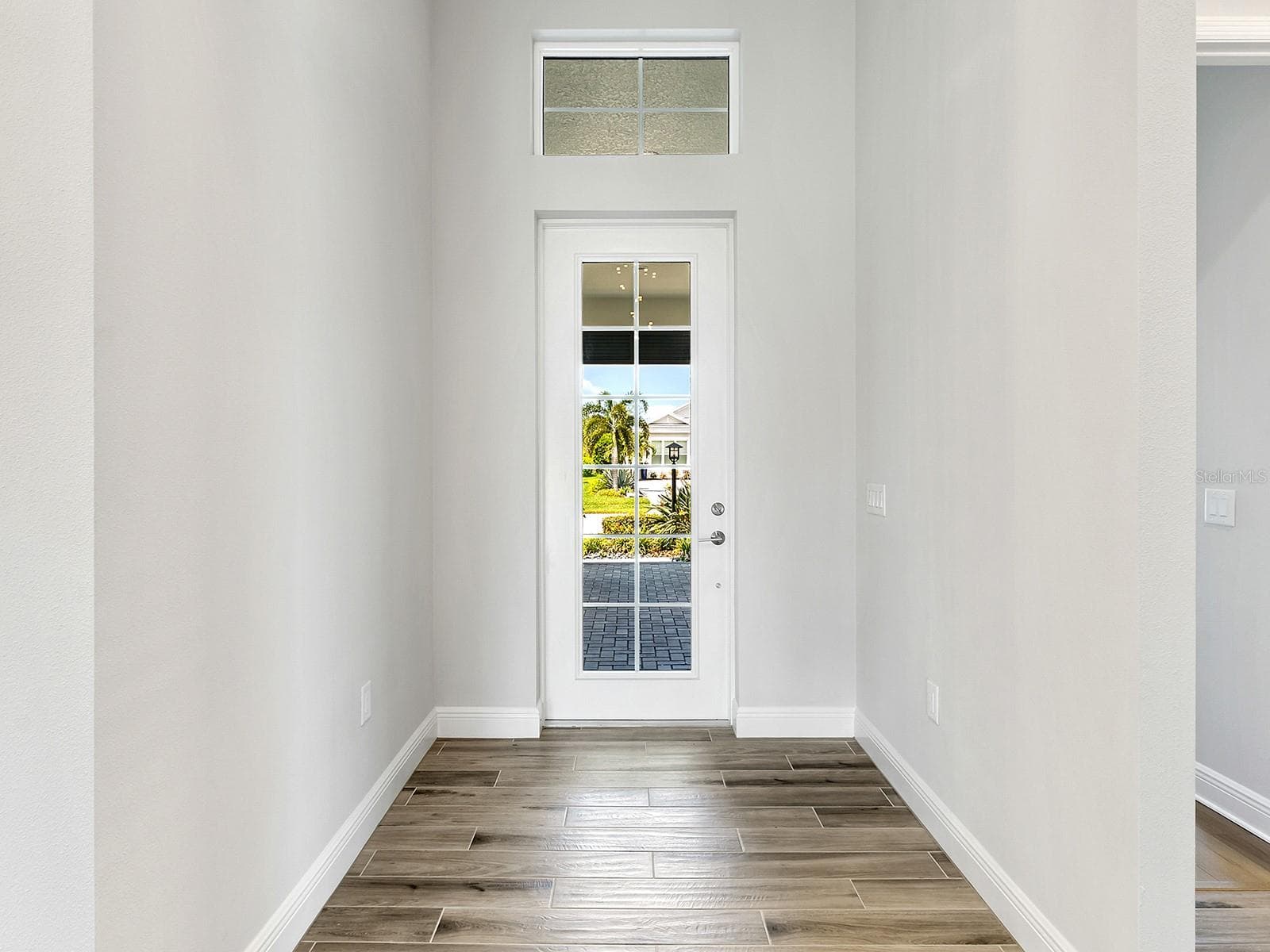 Single Family Residence at 8282 GRANDE SHORES DR, SARASOTA, photo 11 of 87
