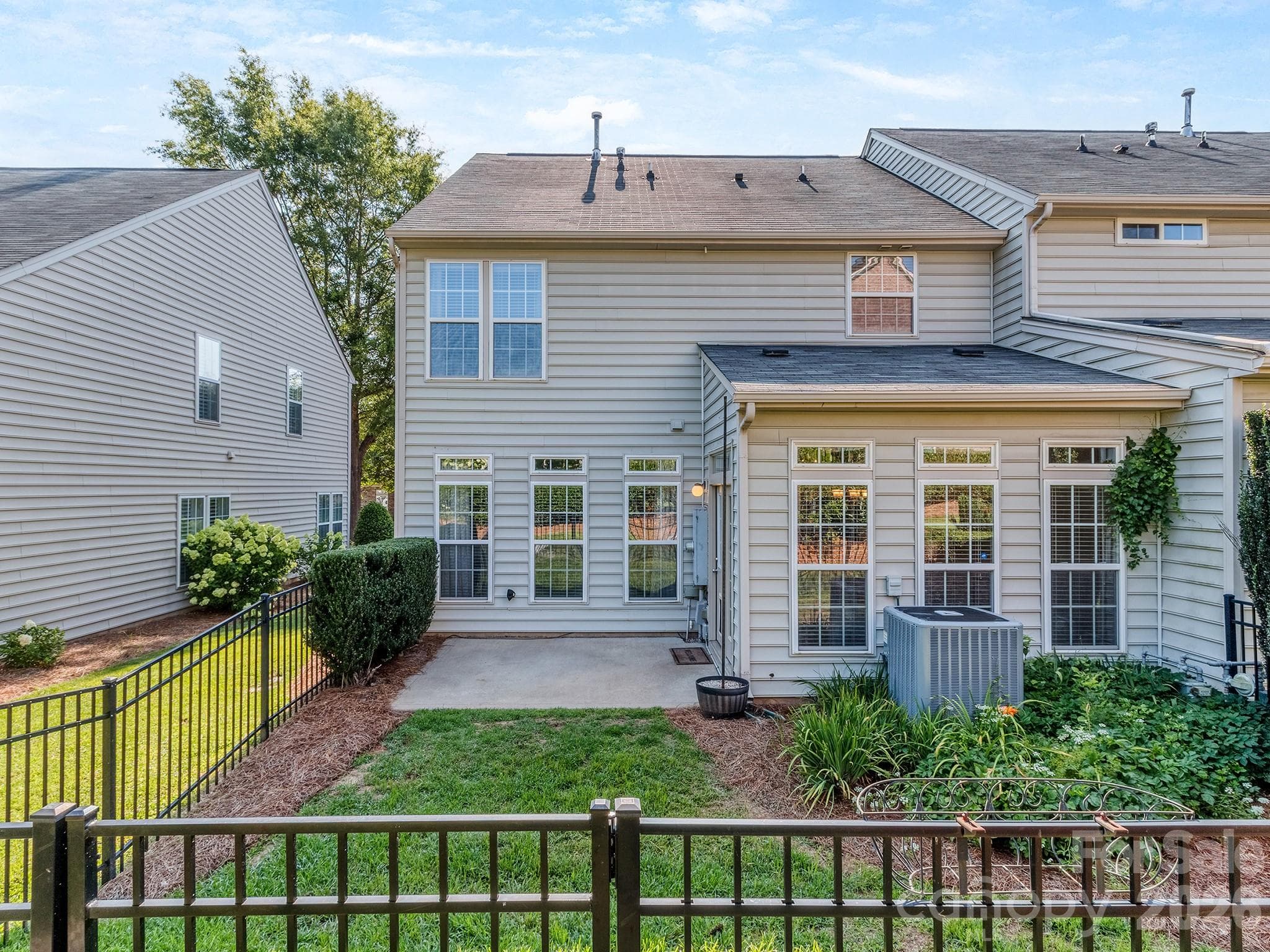 Fenced end unit - Charlotte