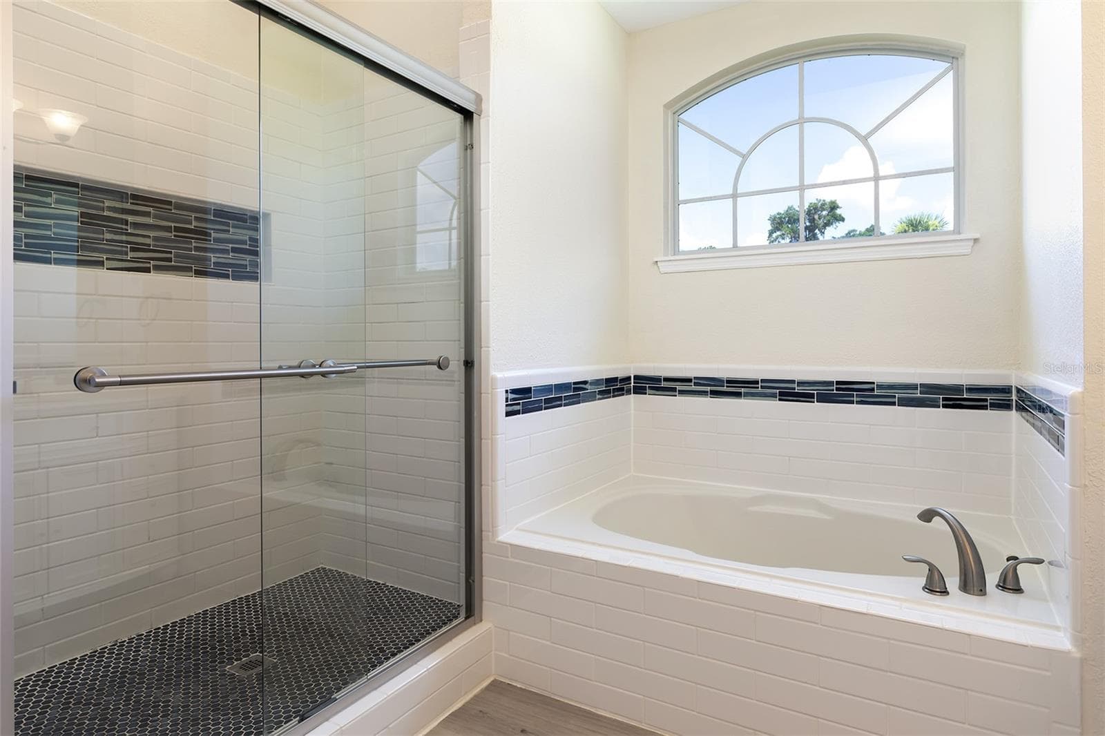 Large walk in shower and soaker tub - 1153 OAK TREE CIR, ALTAMONTE SPRINGS