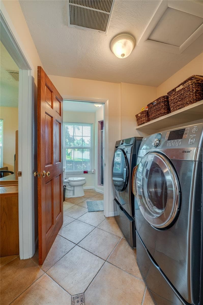 Laundry with office on left and 3rd bathroom - 697 JOHN ANDERSON DR, ORMOND BEACH