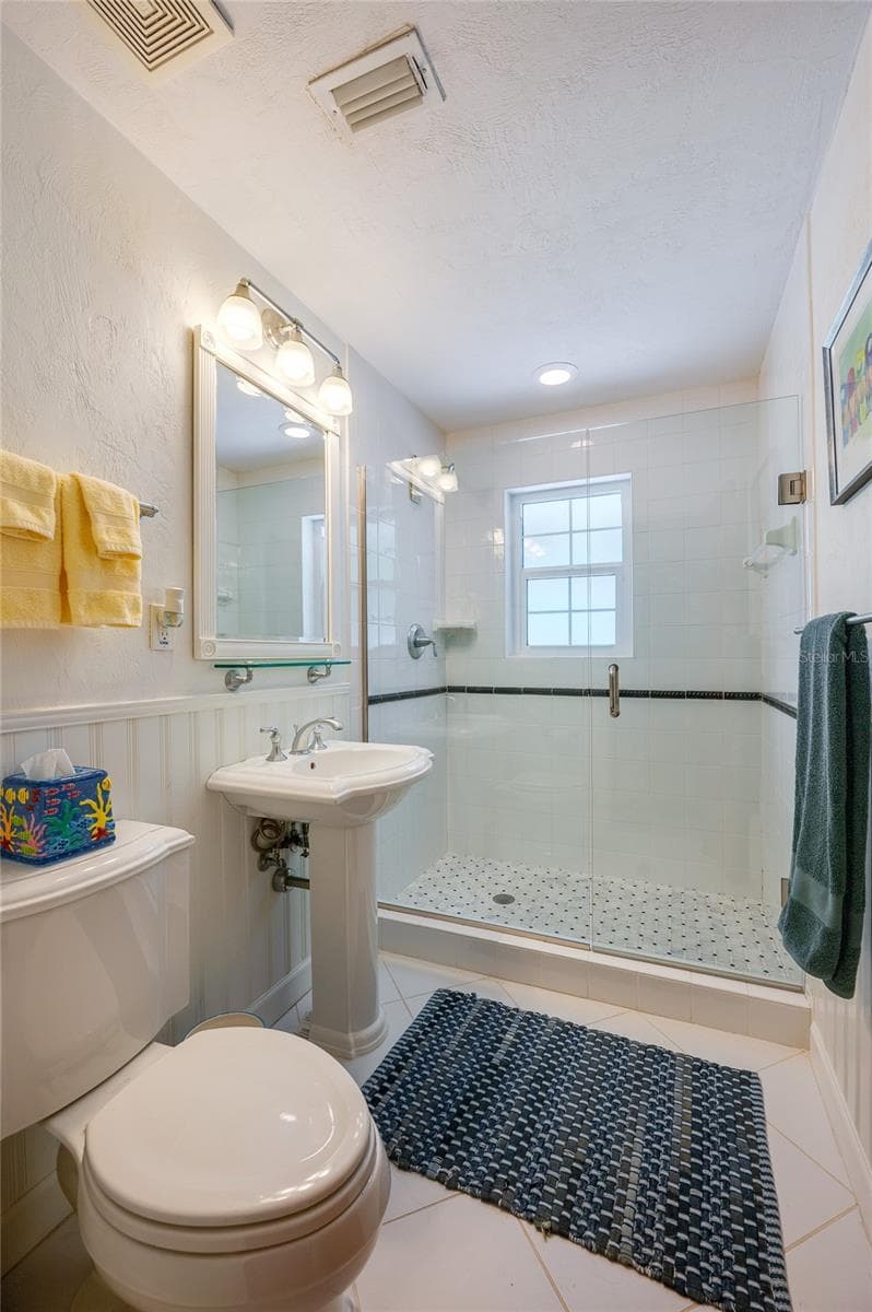 Guest bathroom on bedroom side of home - 697 JOHN ANDERSON DR, ORMOND BEACH