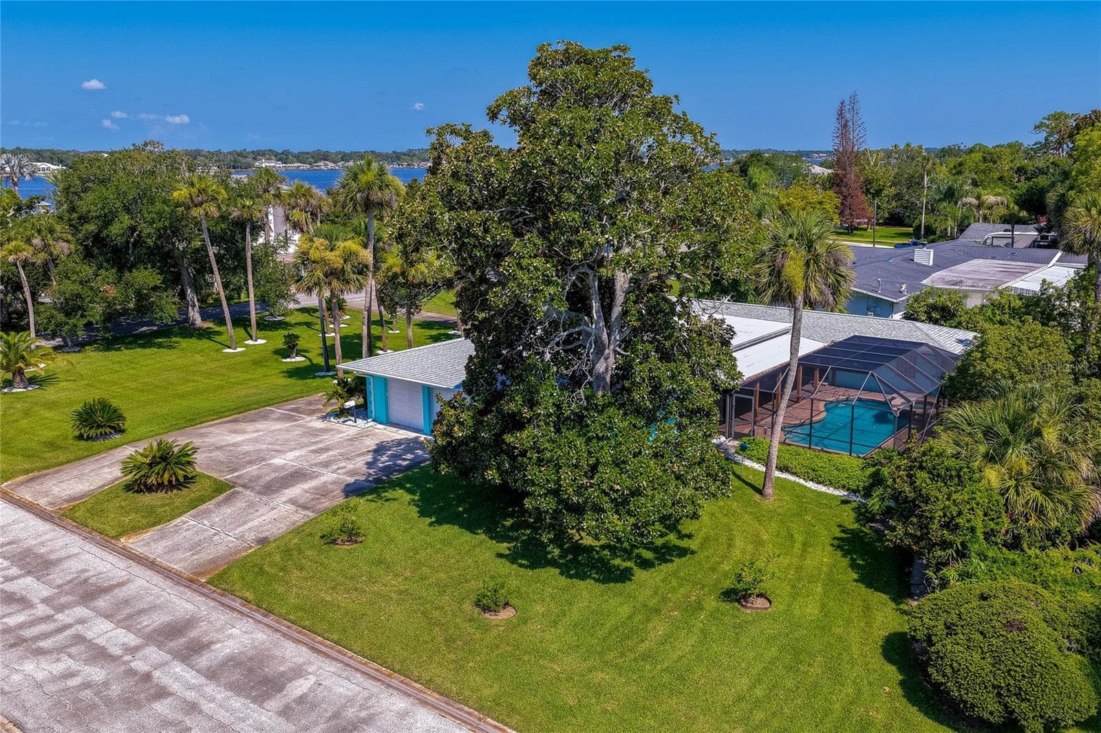 Circular drive on south side of home - 697 JOHN ANDERSON DR, ORMOND BEACH