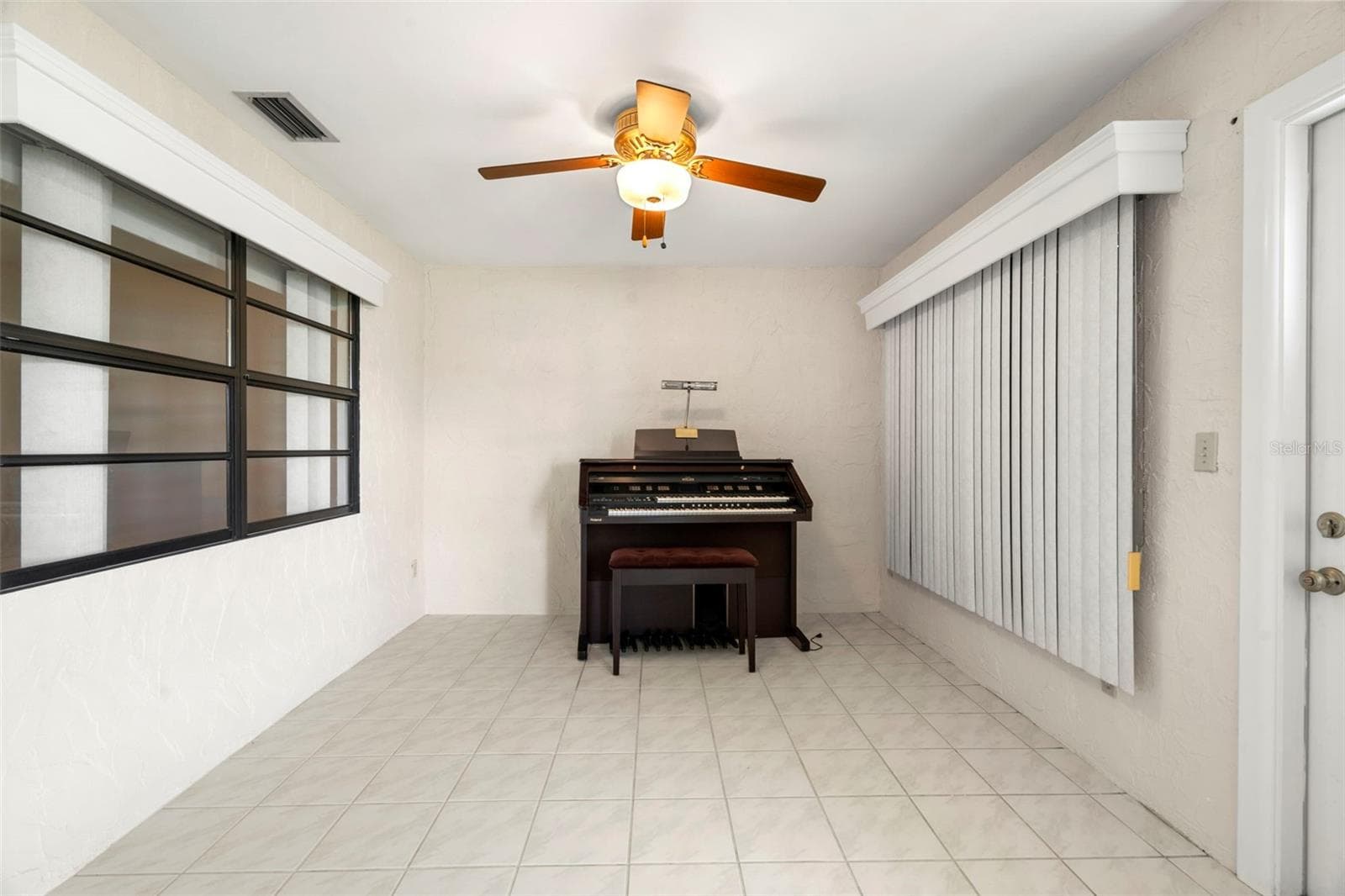 Enclosed Patio - 4109 89TH AVE N, PINELLAS PARK