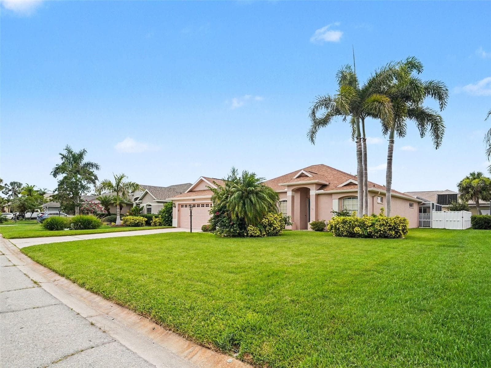 Single Family Residence at 535 PLANTERS MANOR WAY, BRADENTON, photo 2 of 39