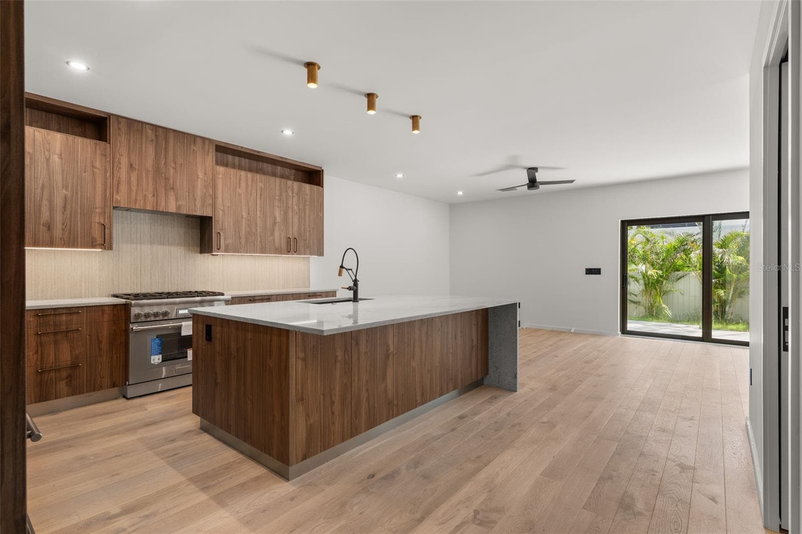 Single Family Residence at 1681 OAK ST, SARASOTA, photo 12 of 89