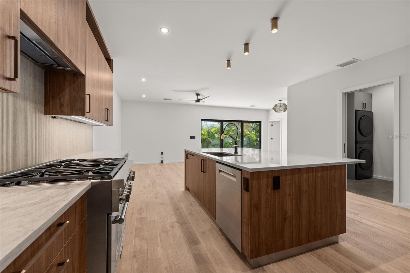 Single Family Residence at 1681 OAK ST, SARASOTA, photo 27 of 89