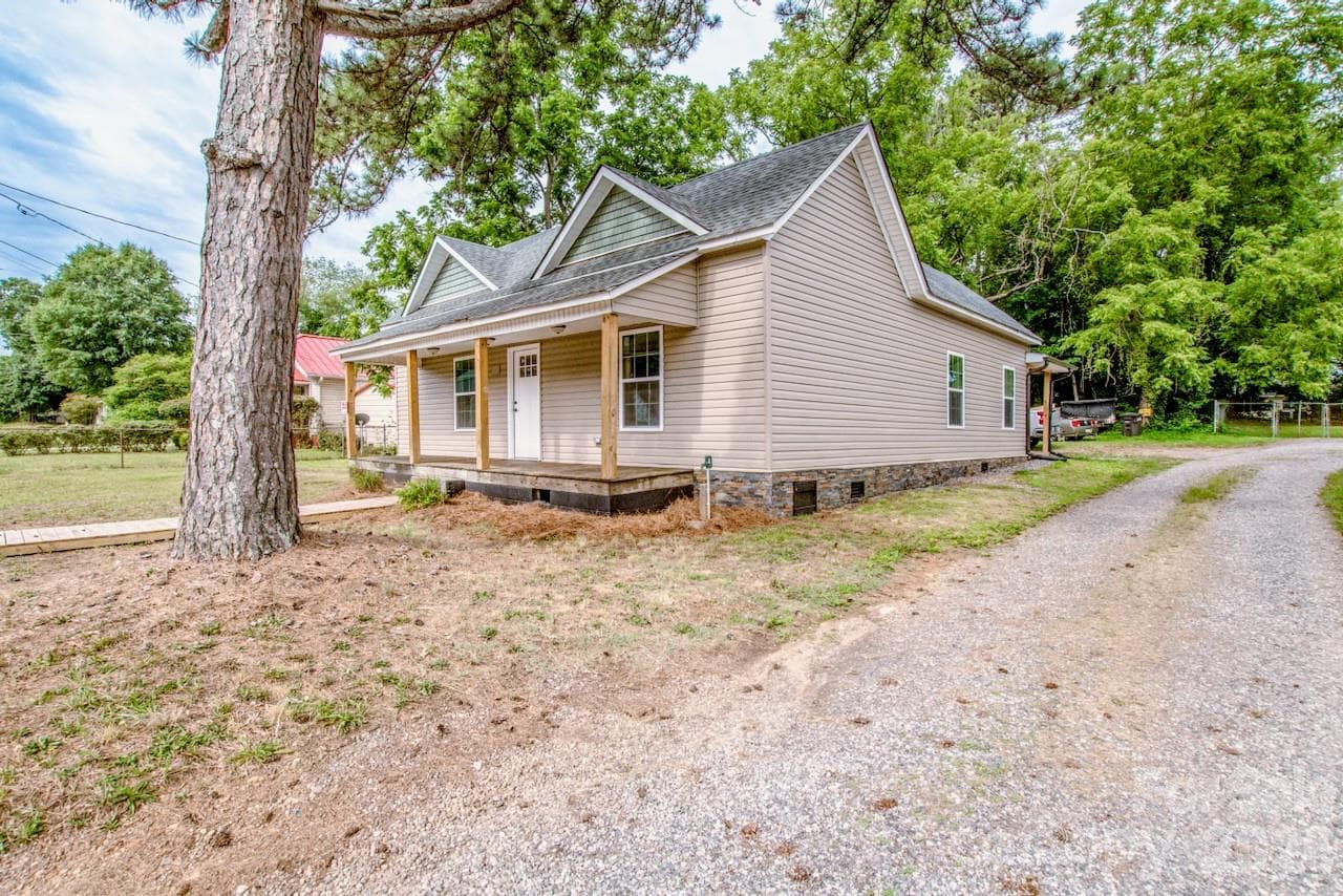 Duplex at Statesville, photo 2 of 8