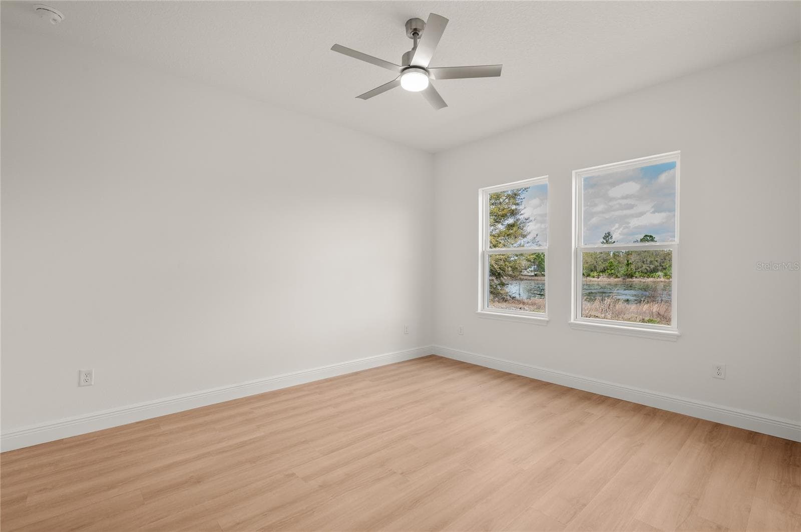 Single Family Residence at 132 11TH AVE, OSTEEN, photo 8 of 39