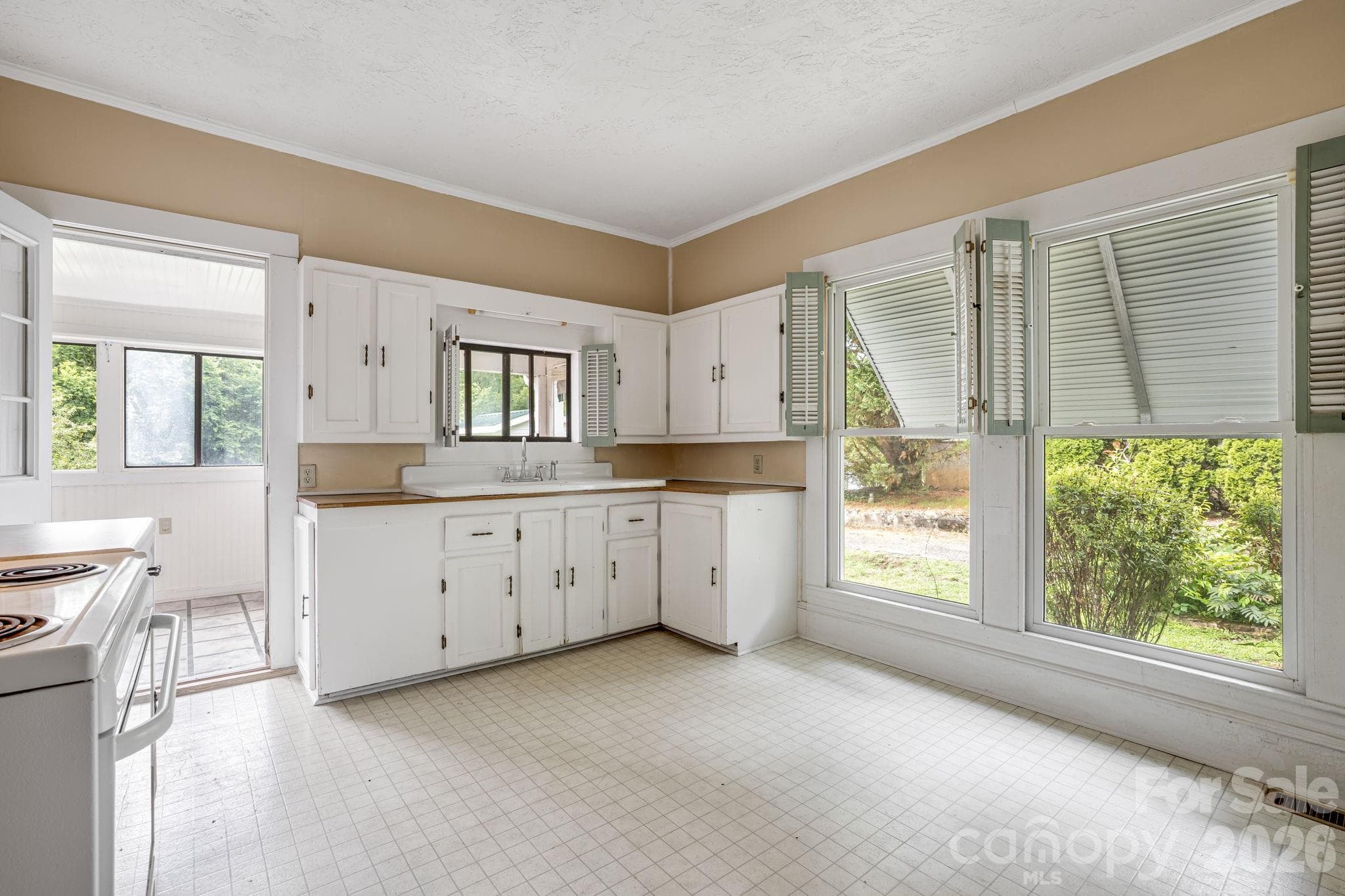 Single Family Residence at 82 Hill Street, Hot Springs, photo 15 of 42