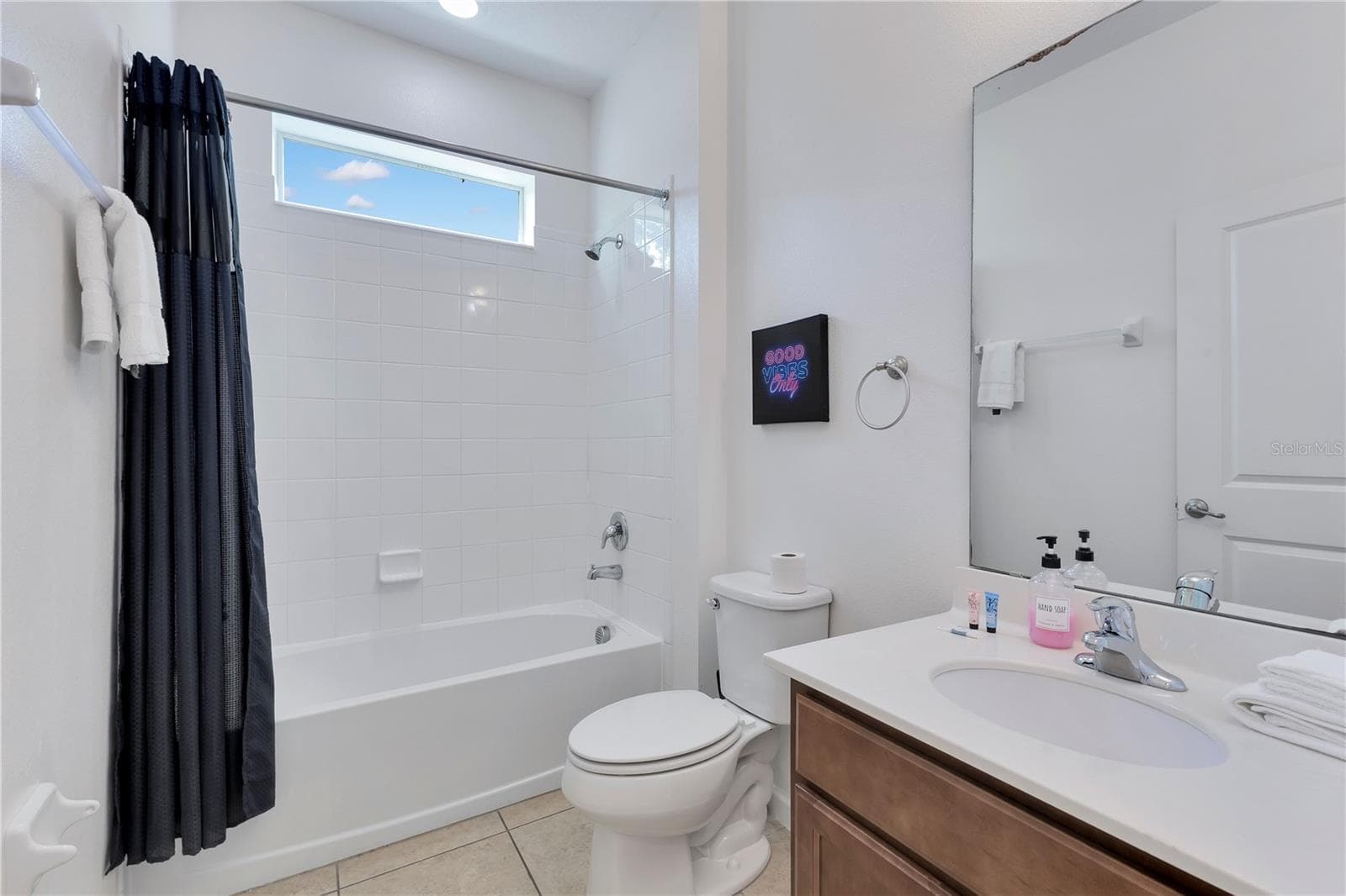 First floor guest bathroom. - 210 BALLO DR, KISSIMMEE