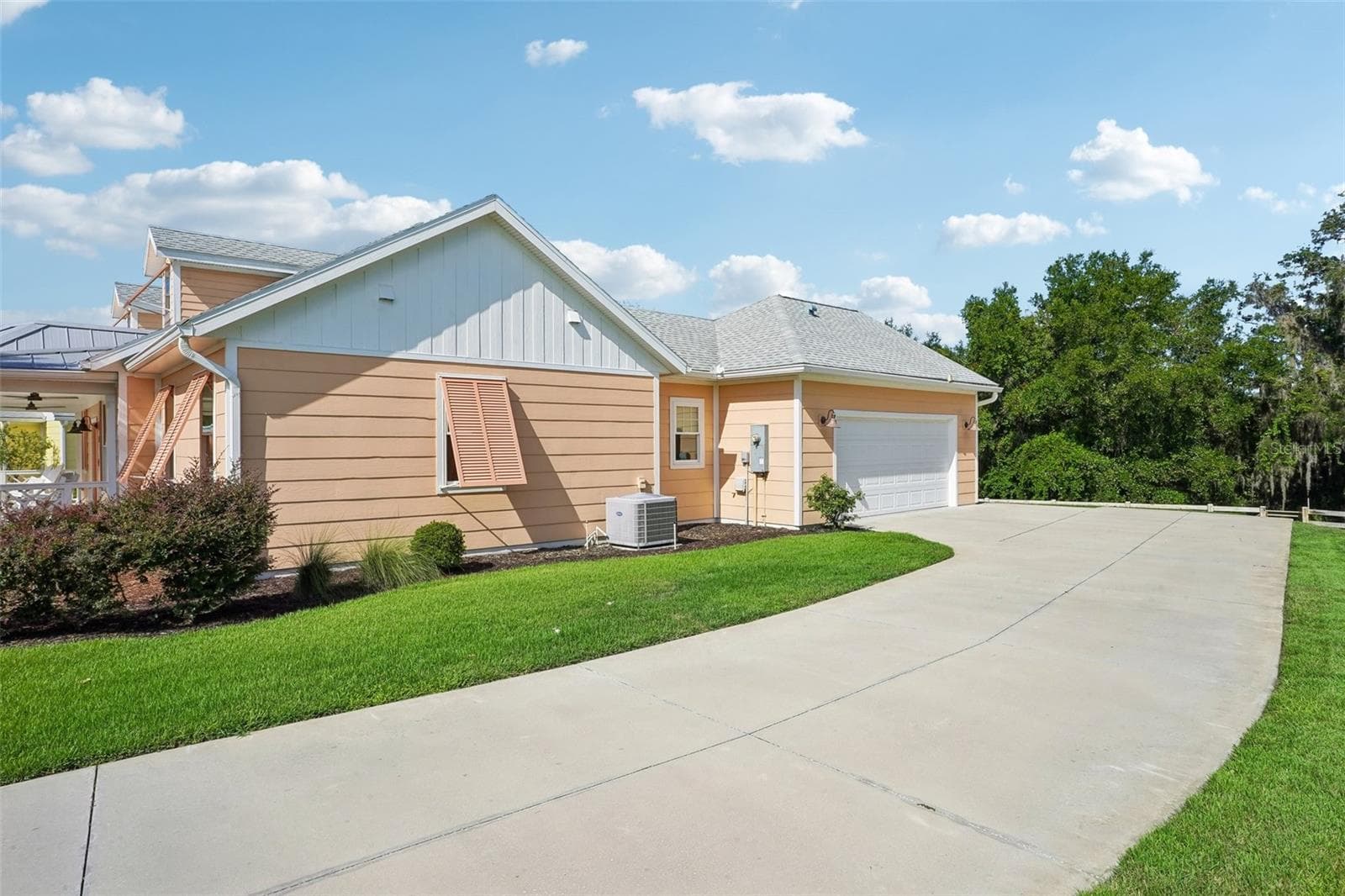 Driveway & Side Entry Oversized Garage - 1212 FIESTA KEY CIR, LADY LAKE