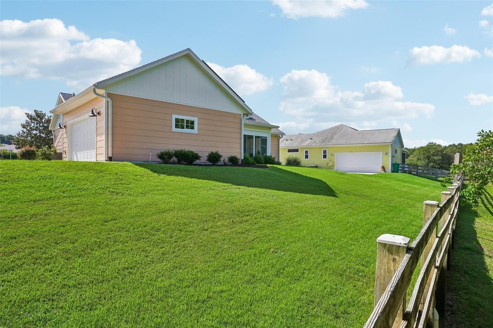 Rear Exterior/Backyard - 1212 FIESTA KEY CIR, LADY LAKE
