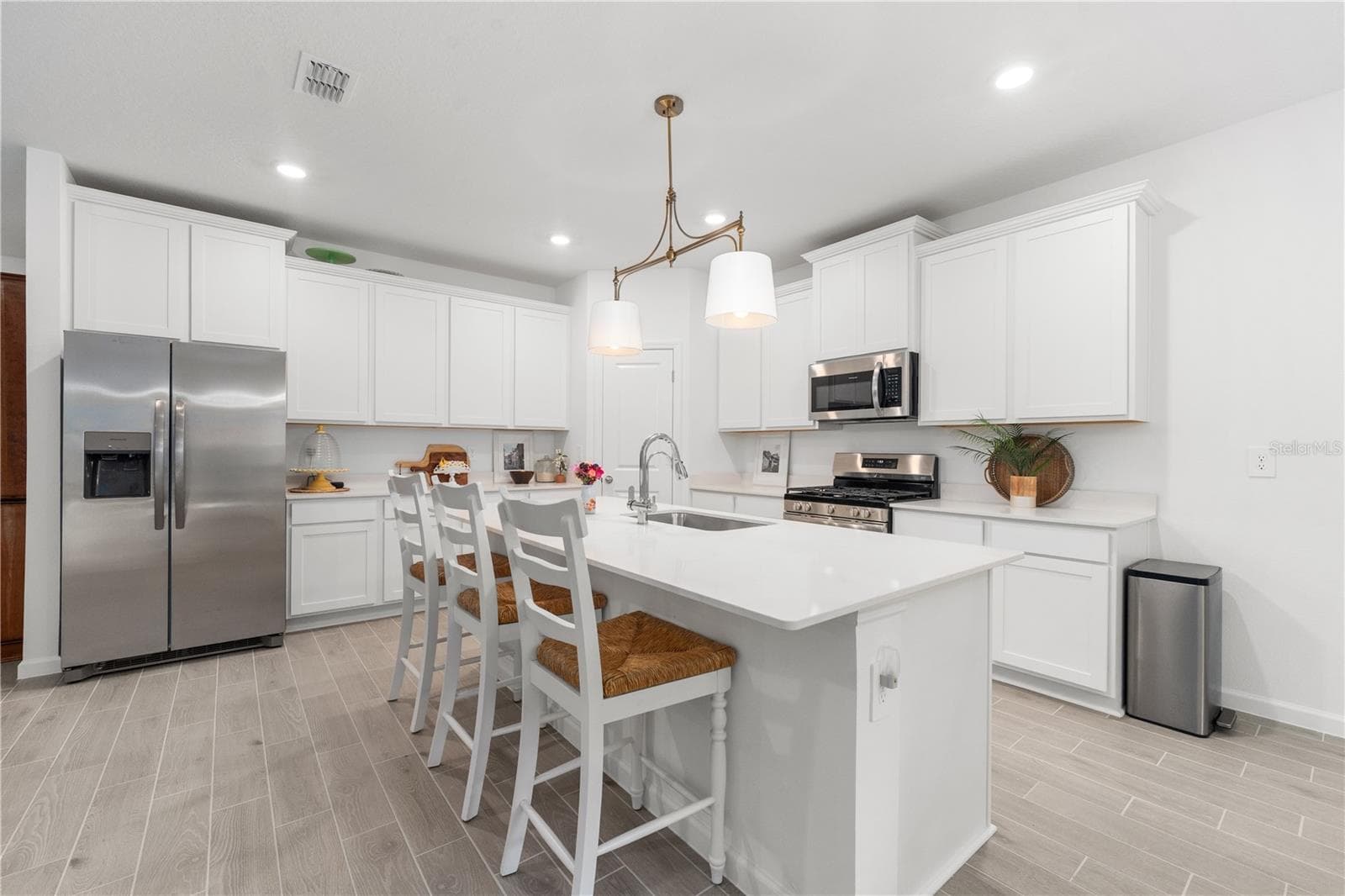 Beautiful Custom Lighting Over Island - 13941 NW CONVERGENCE BLVD, ALACHUA