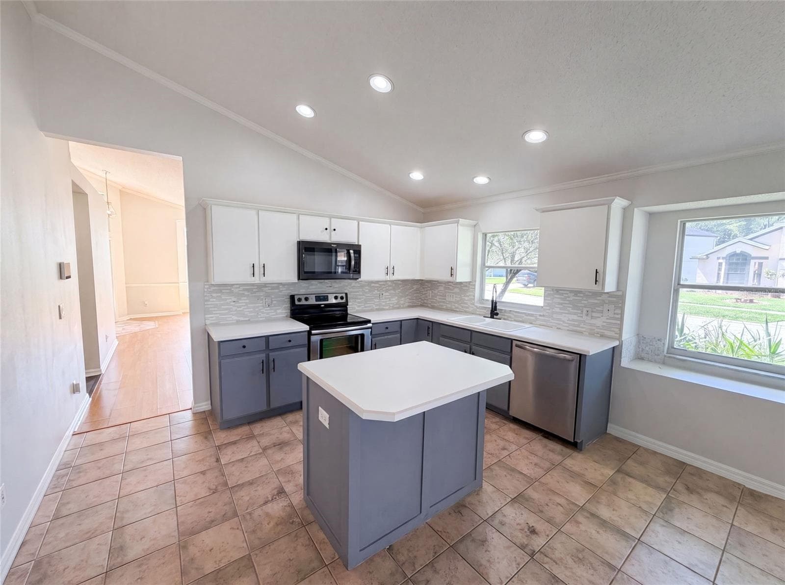 Single Family Residence at 701 MAGNOLIA CREEK CIR, ORLANDO, photo 2 of 33