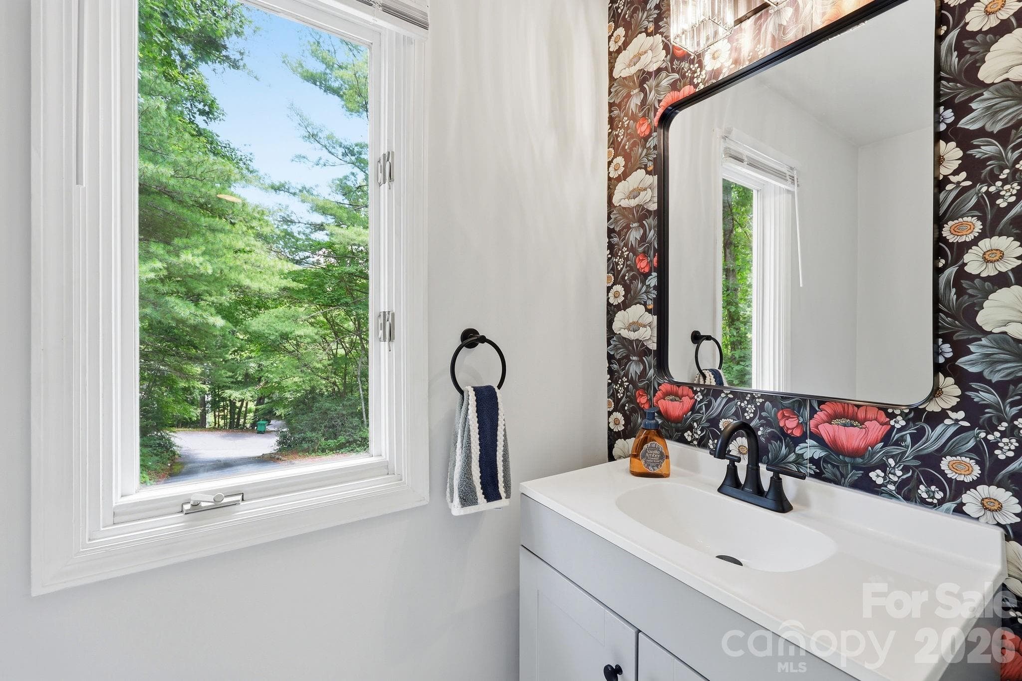 Half bath main level - 202 Riva Ridge Drive, Fairview