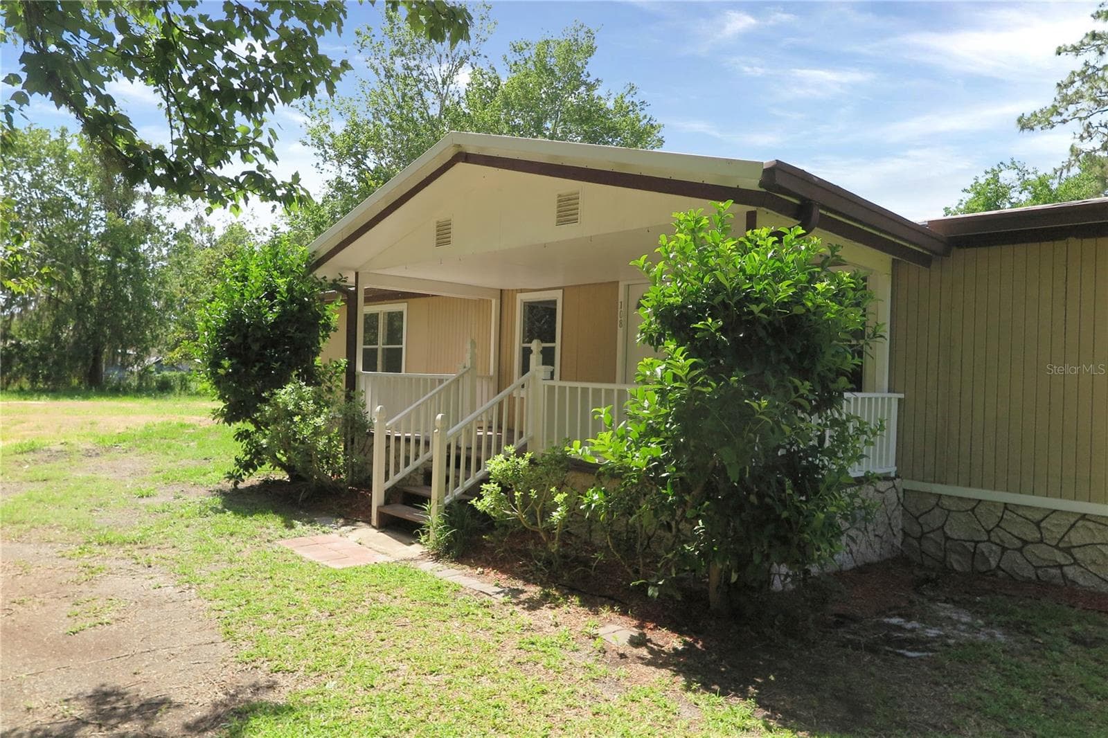 Manufactured Home at 108 PINESHORE DR, SATSUMA, photo 2 of 34